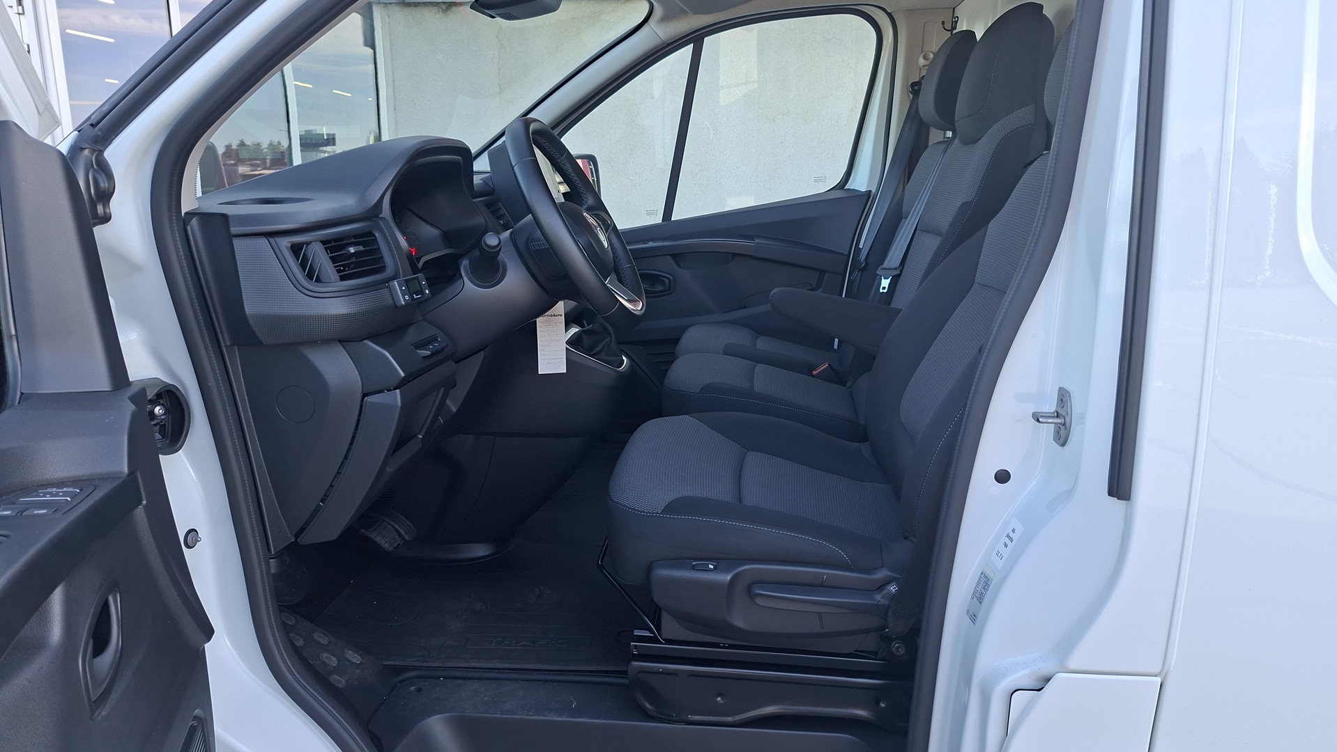 Renault Trafic 2023, photo 6/8