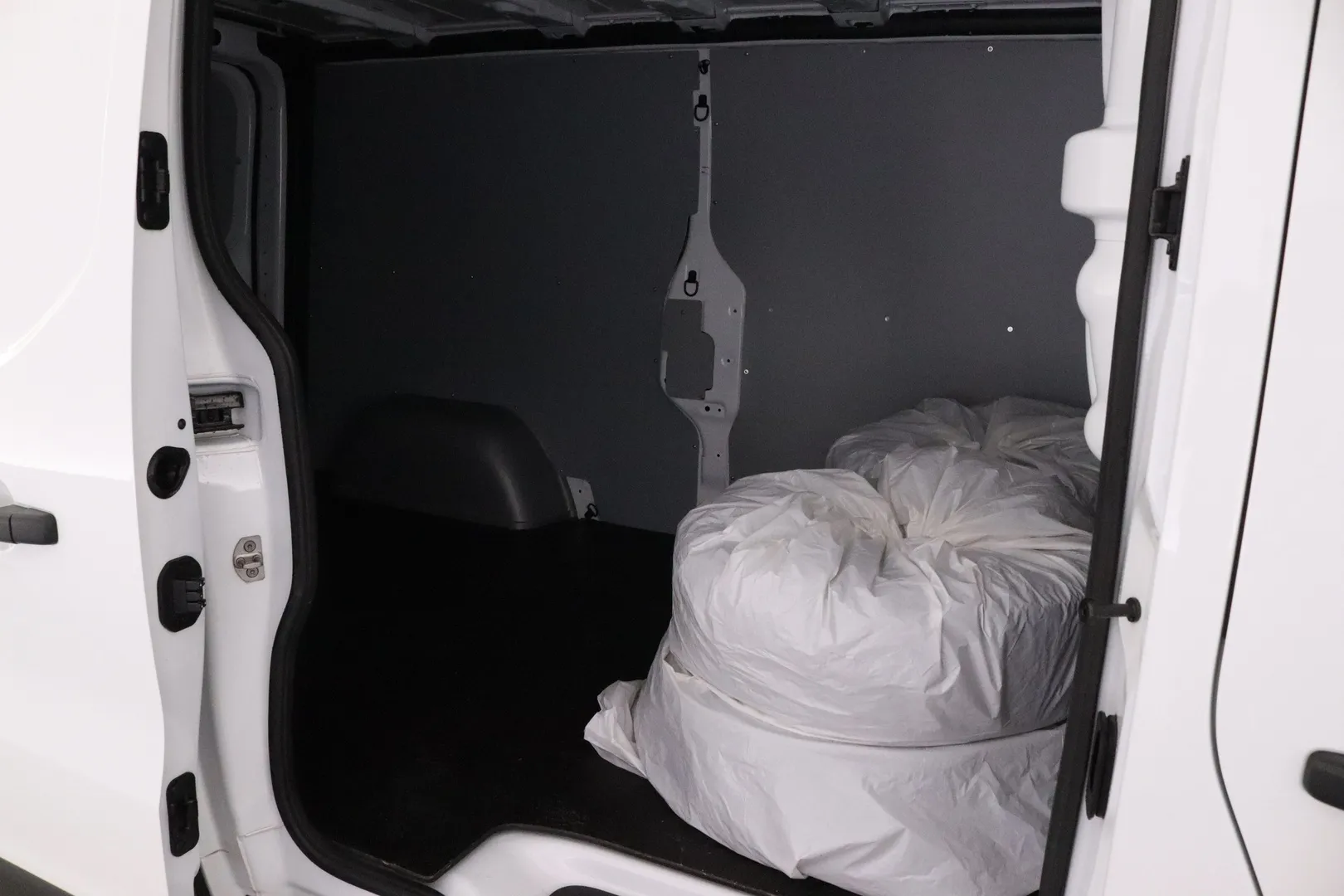 Renault Trafic IRH-941 carousel image