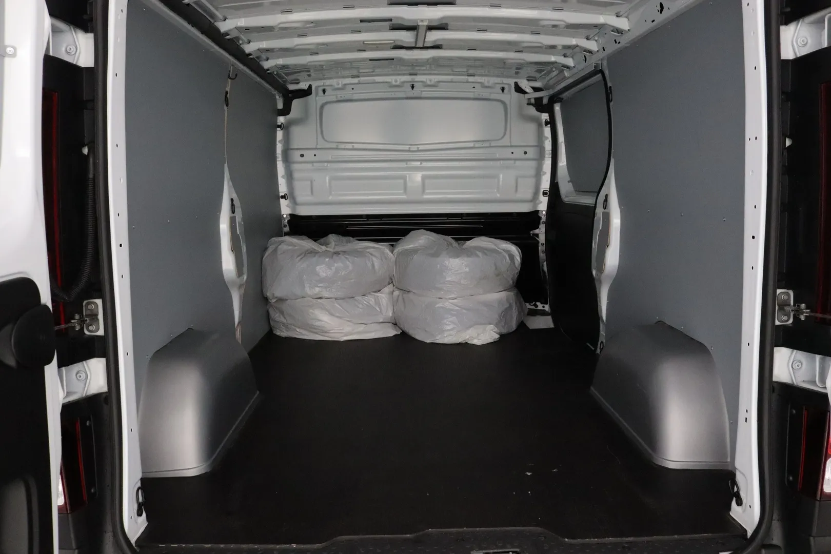 Renault Trafic IRH-941 carousel image