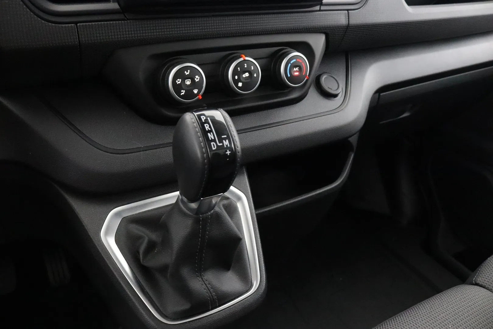 Renault Trafic IRH-941 carousel image