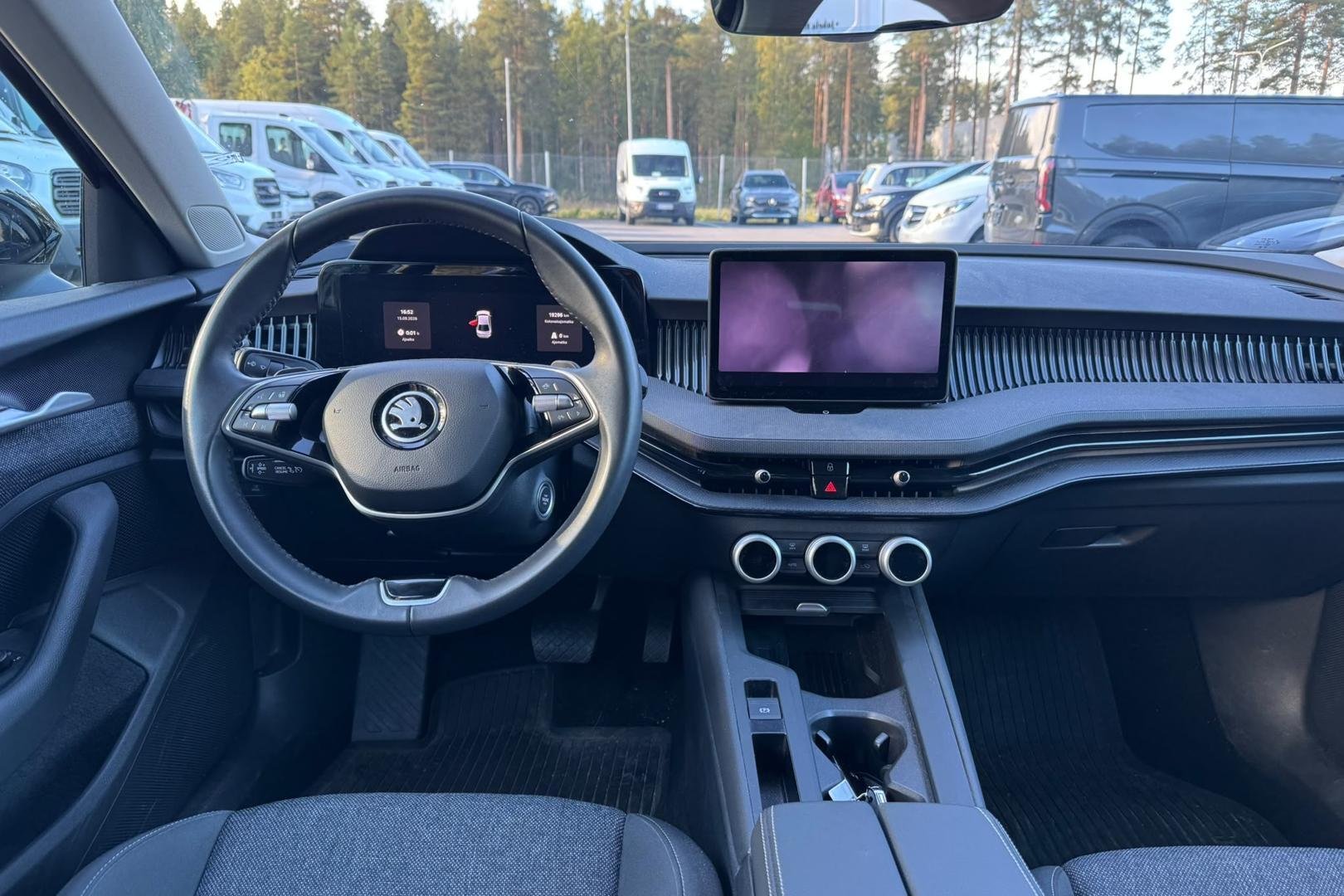 Skoda Superb 2025, photo 5/7