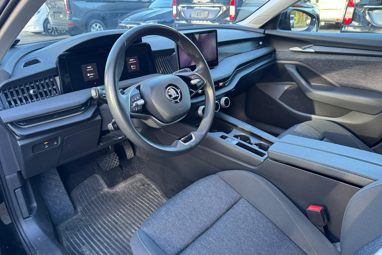 Skoda Superb 2025, photo 4/7