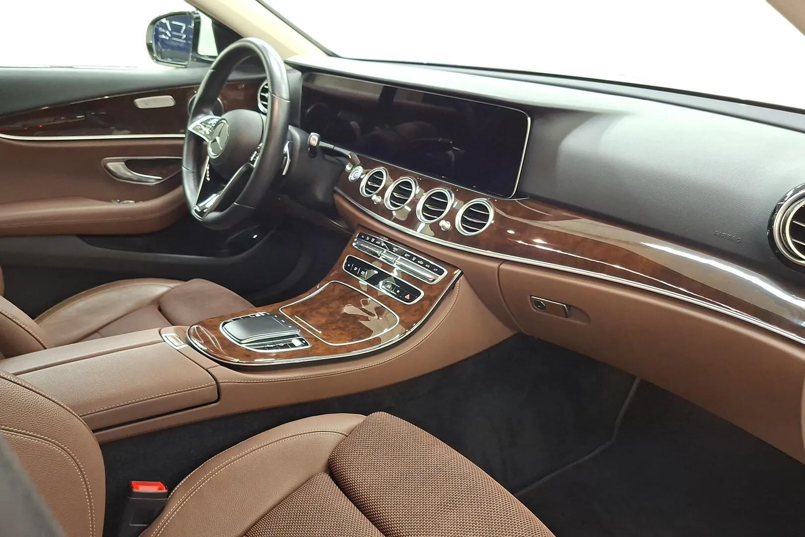 Mercedes-Benz E CPO-814 carousel image