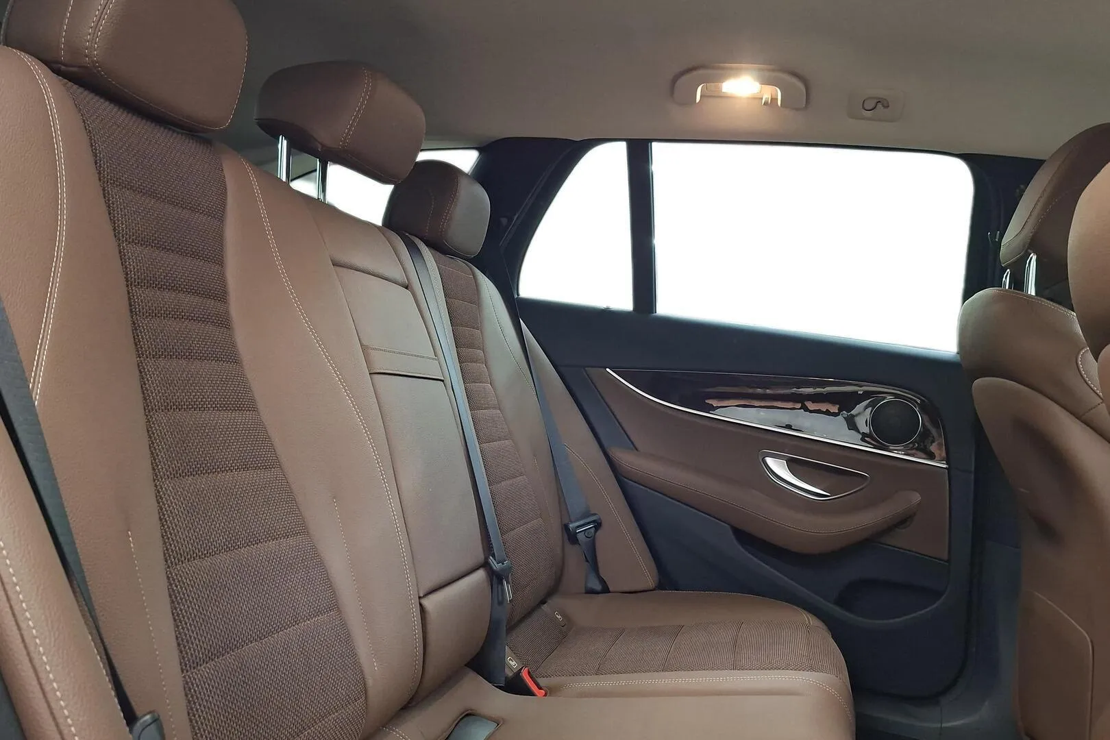 Mercedes-Benz E CPO-814 carousel image