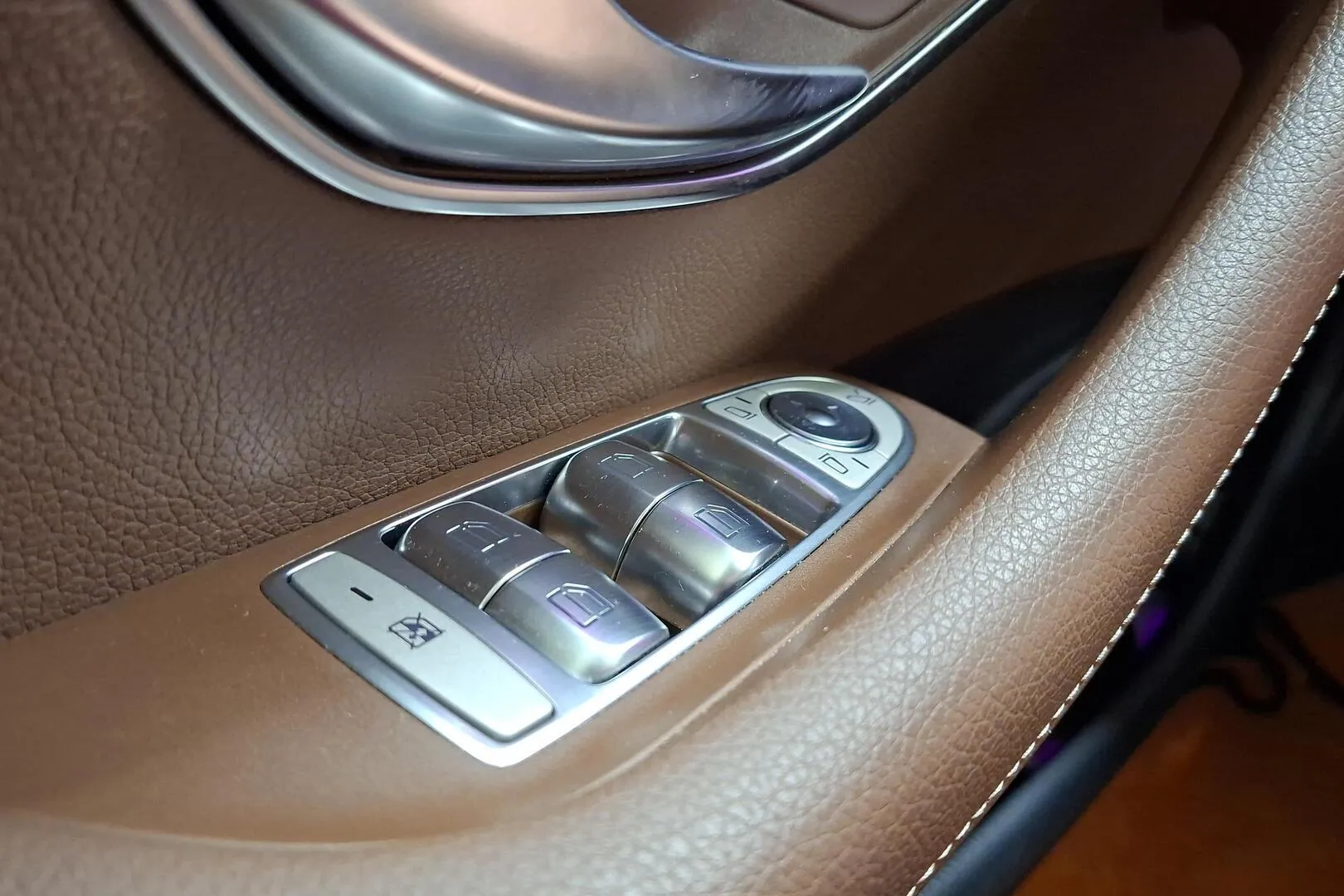 Mercedes-Benz E CPO-814 carousel image