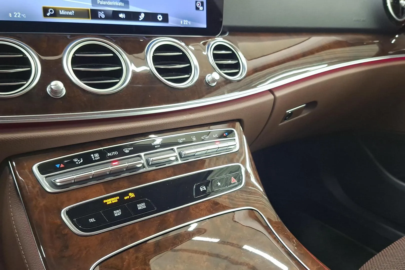 Mercedes-Benz E CPO-814 carousel image