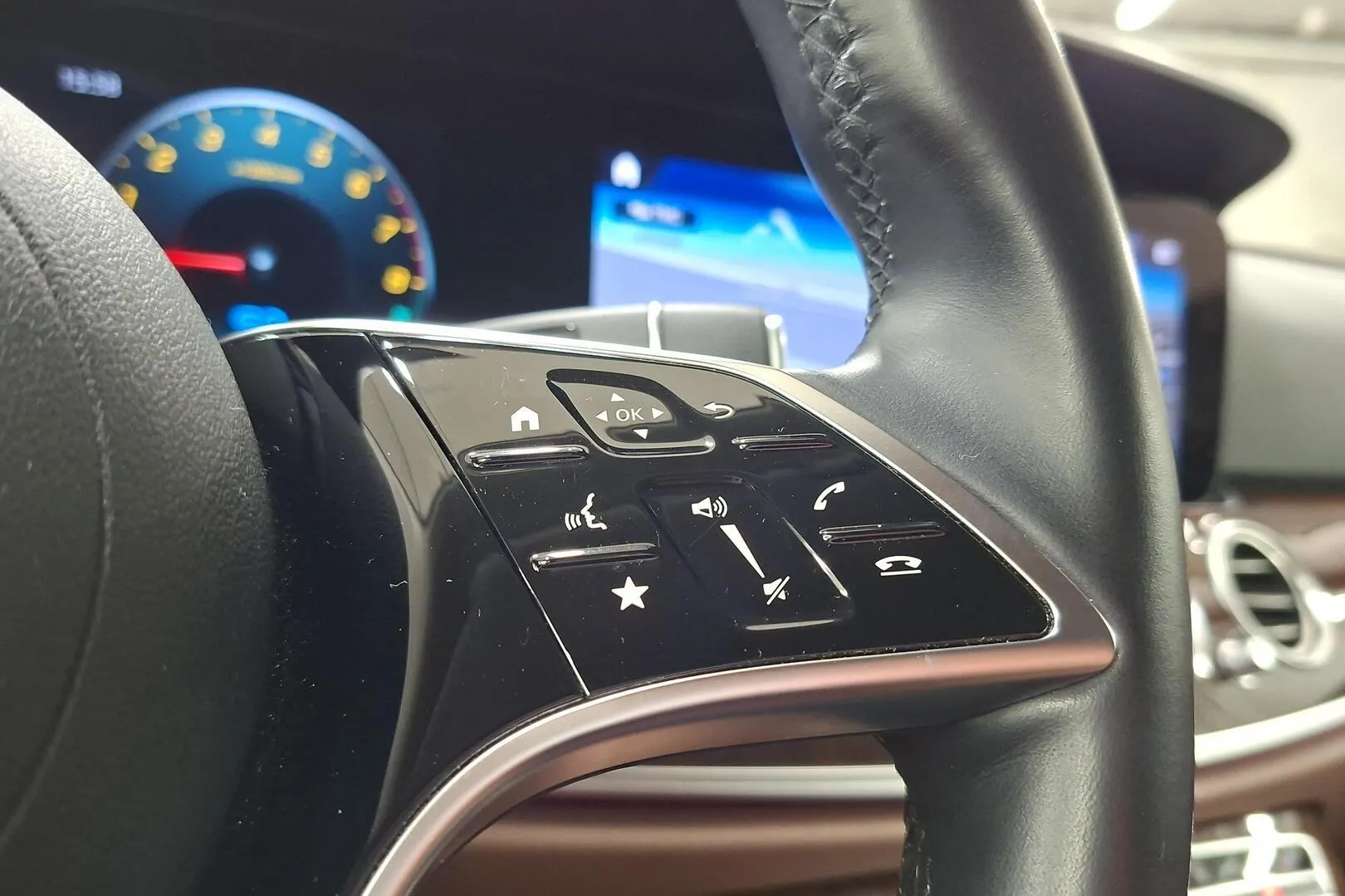 Mercedes-Benz E CPO-814 carousel image