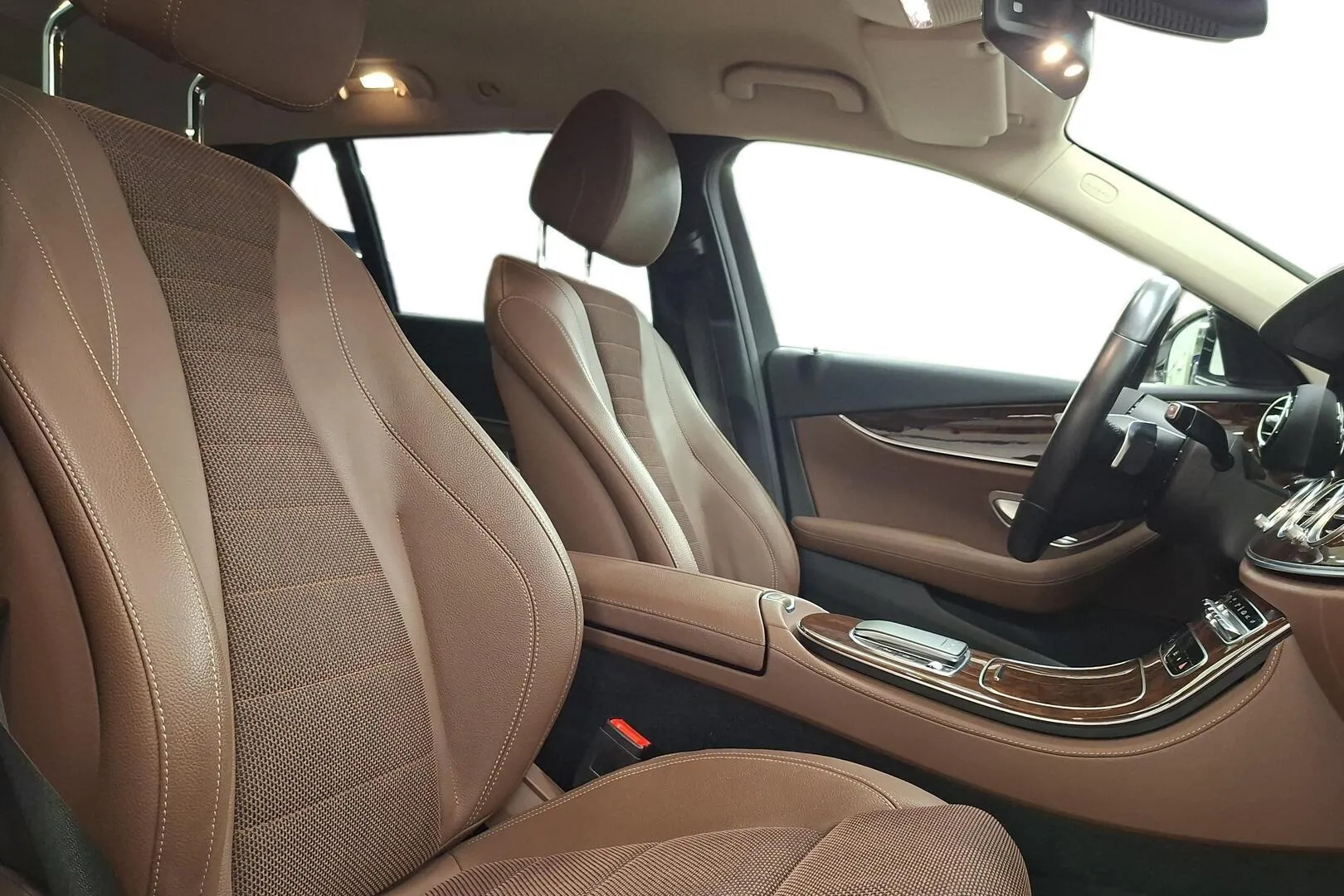 Mercedes-Benz E CPO-814 carousel image