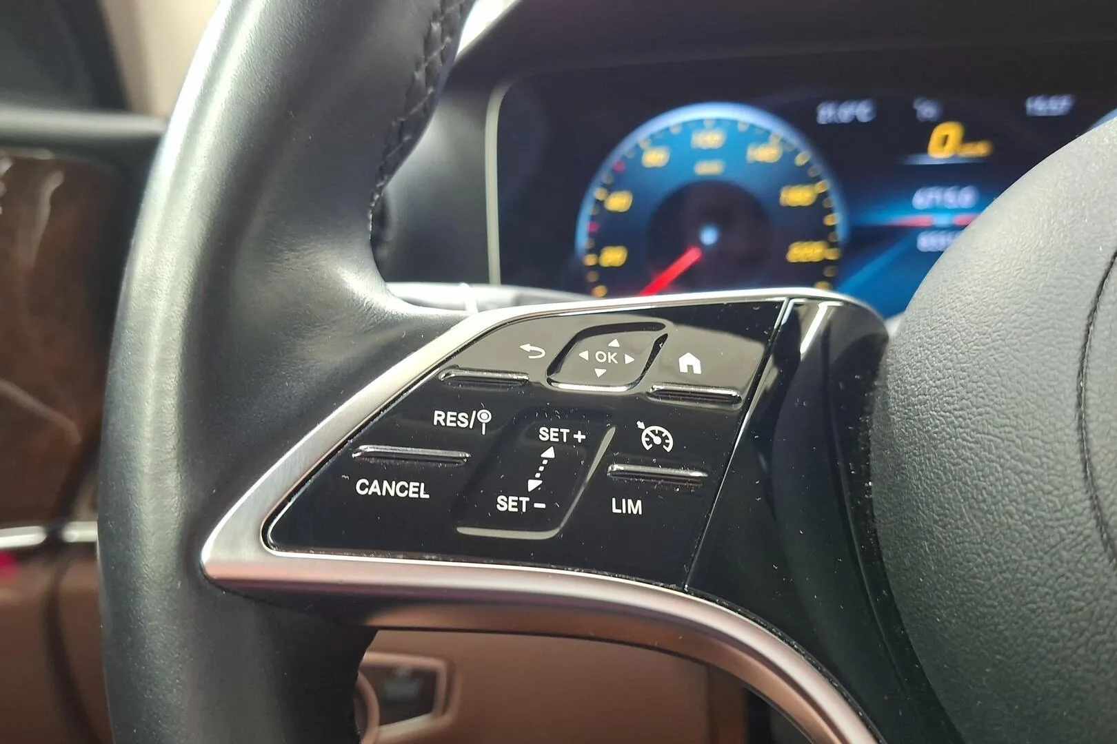 Mercedes-Benz E CPO-814 carousel image