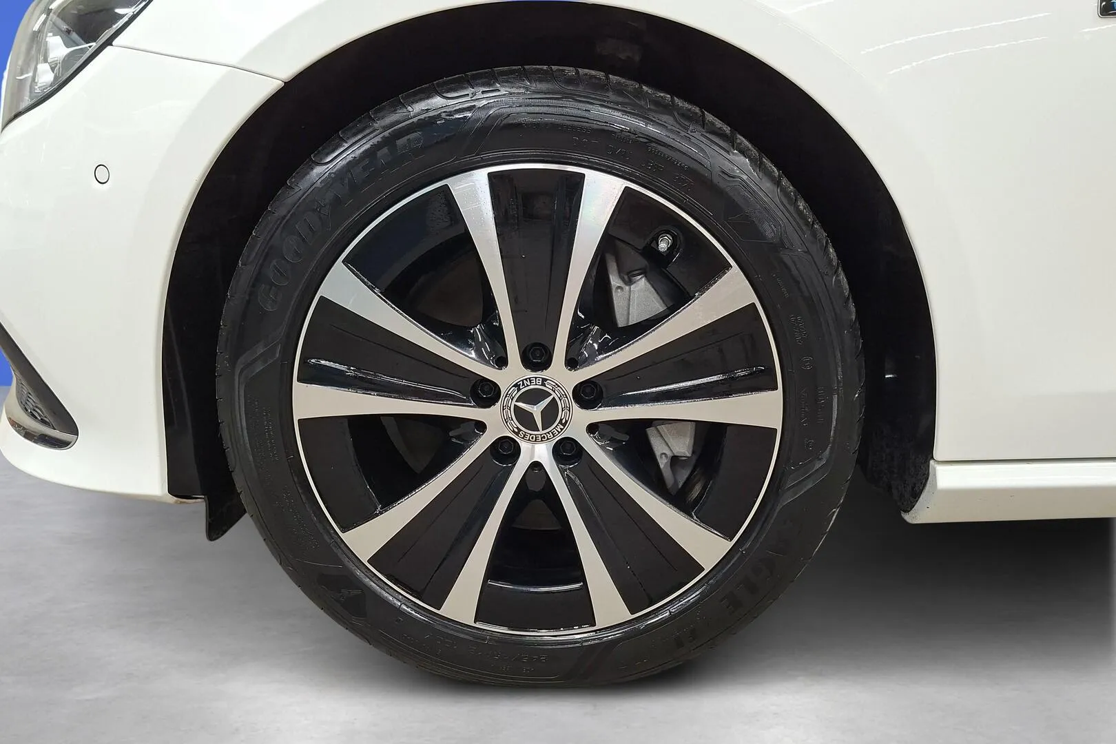 Mercedes-Benz E CPO-814 carousel image