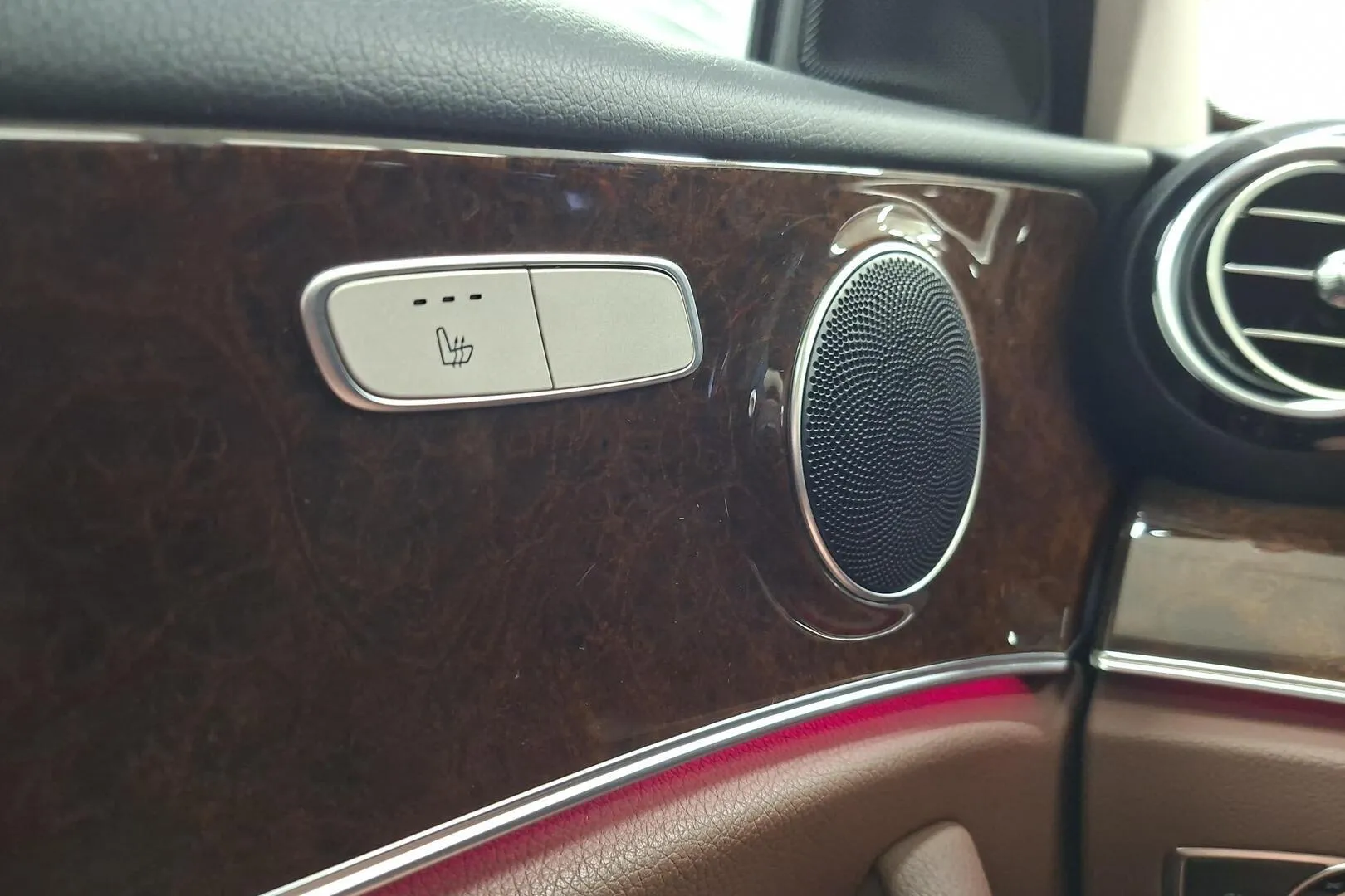 Mercedes-Benz E CPO-814 carousel image