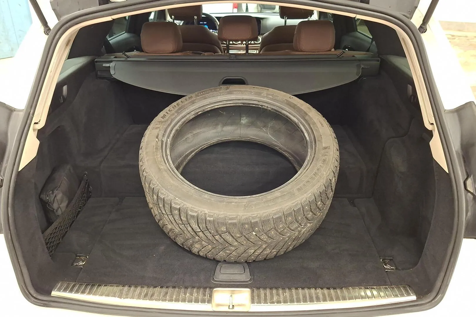 Mercedes-Benz E CPO-814 carousel image