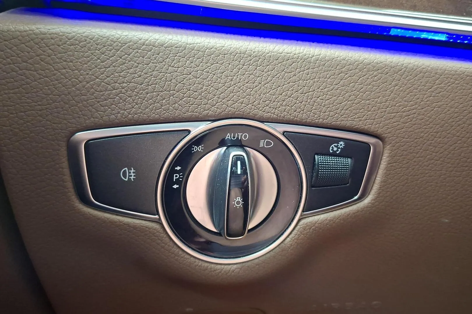 Mercedes-Benz E CPO-814 carousel image