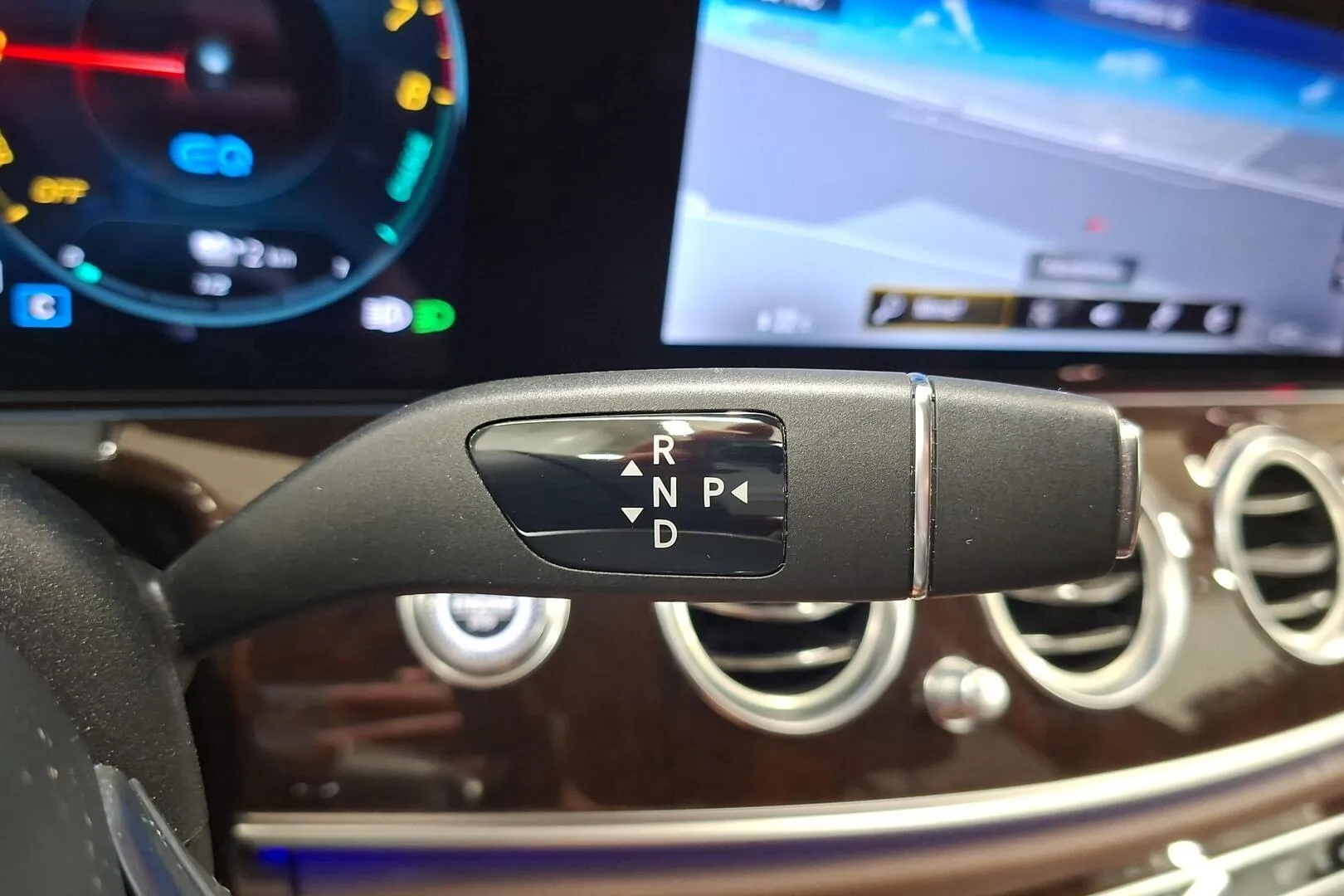 Mercedes-Benz E CPO-814 carousel image