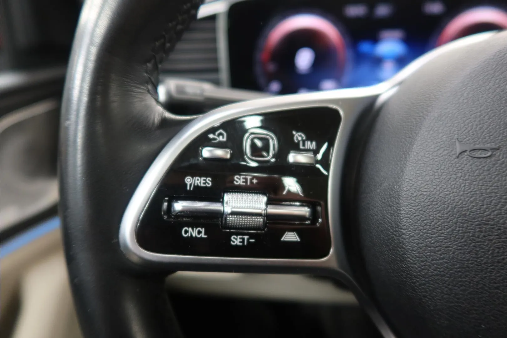 Mercedes-Benz GLE ZOU-370 carousel image
