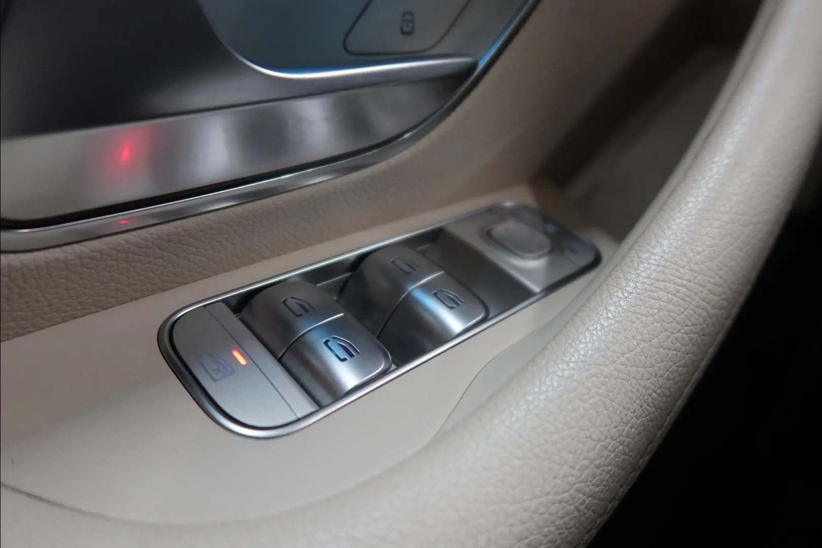 Mercedes-Benz GLE ZOU-370 carousel image