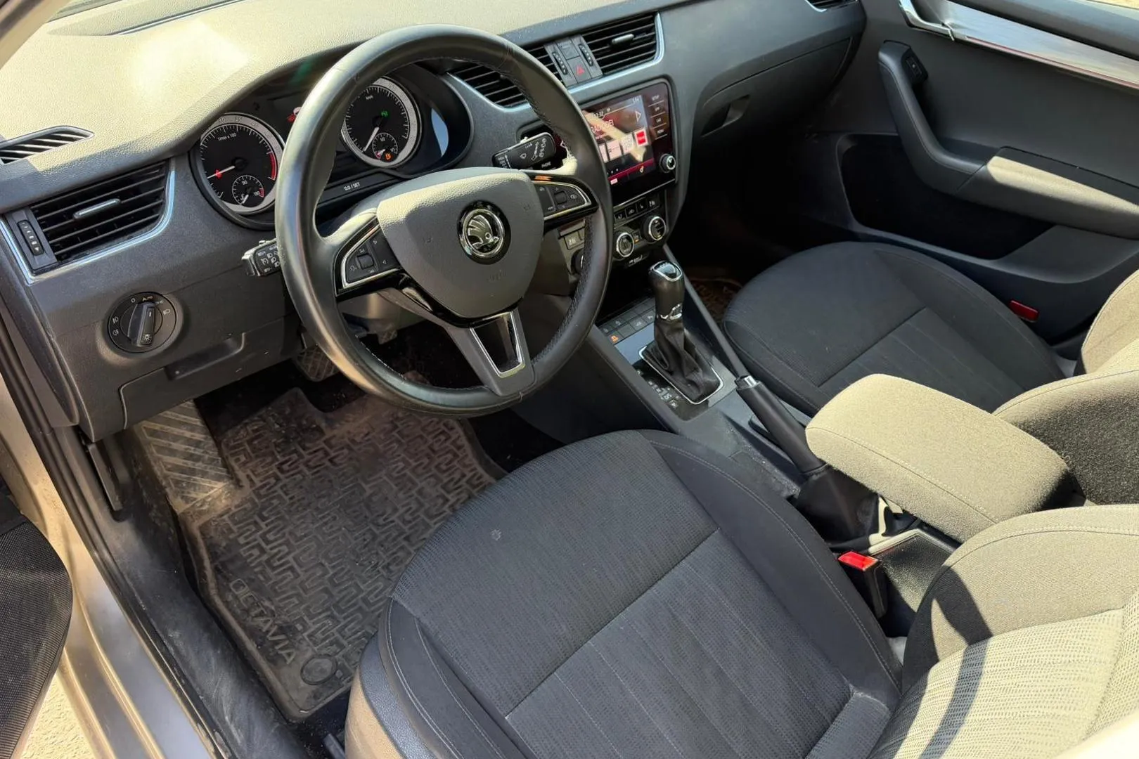 Skoda Octavia OXT-927 carousel image