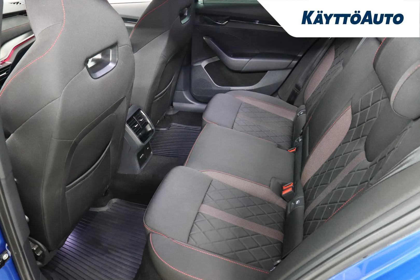 Skoda Octavia OZY-898 carousel image