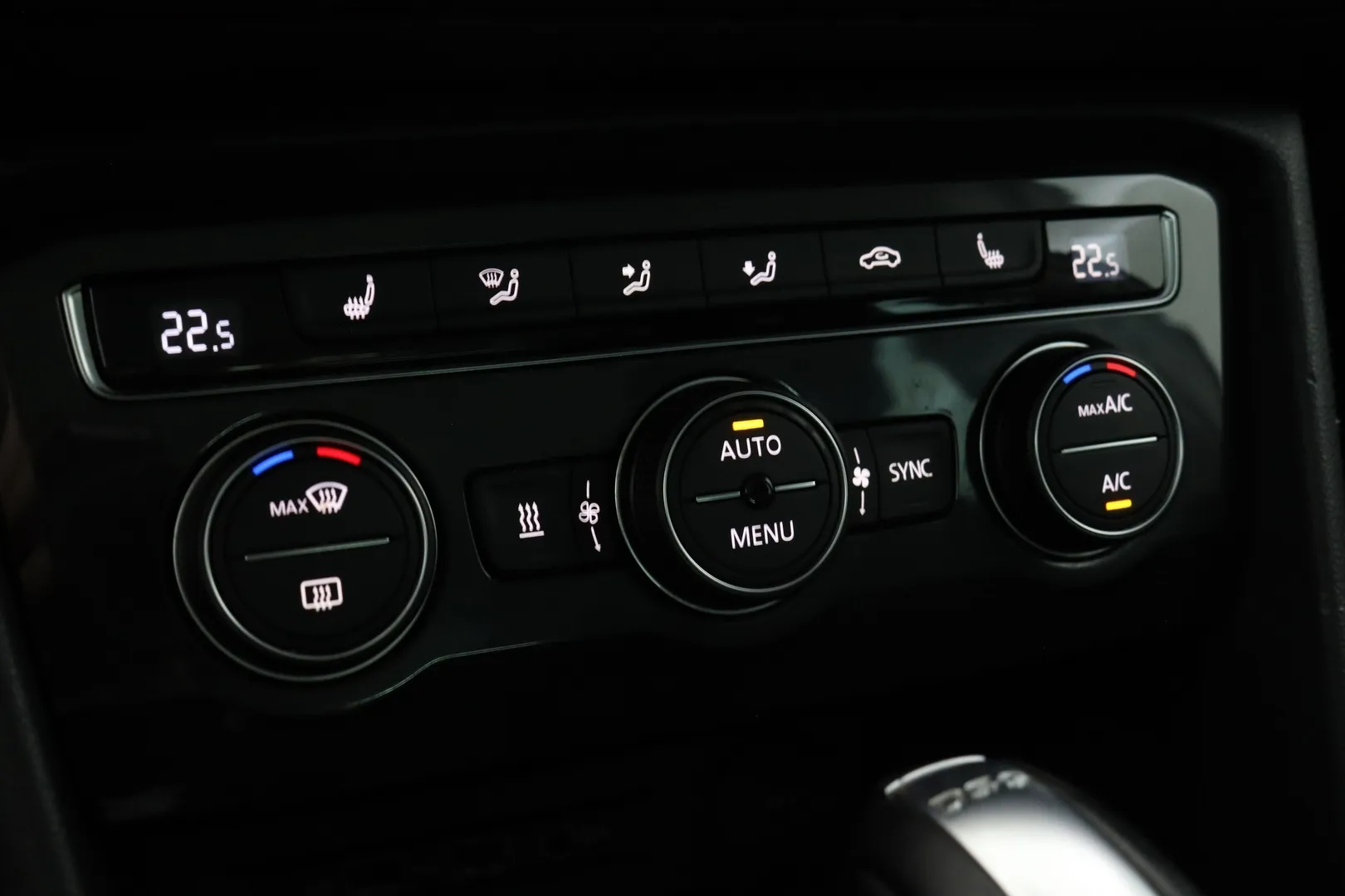 Volkswagen Tiguan RTU-750 carousel image