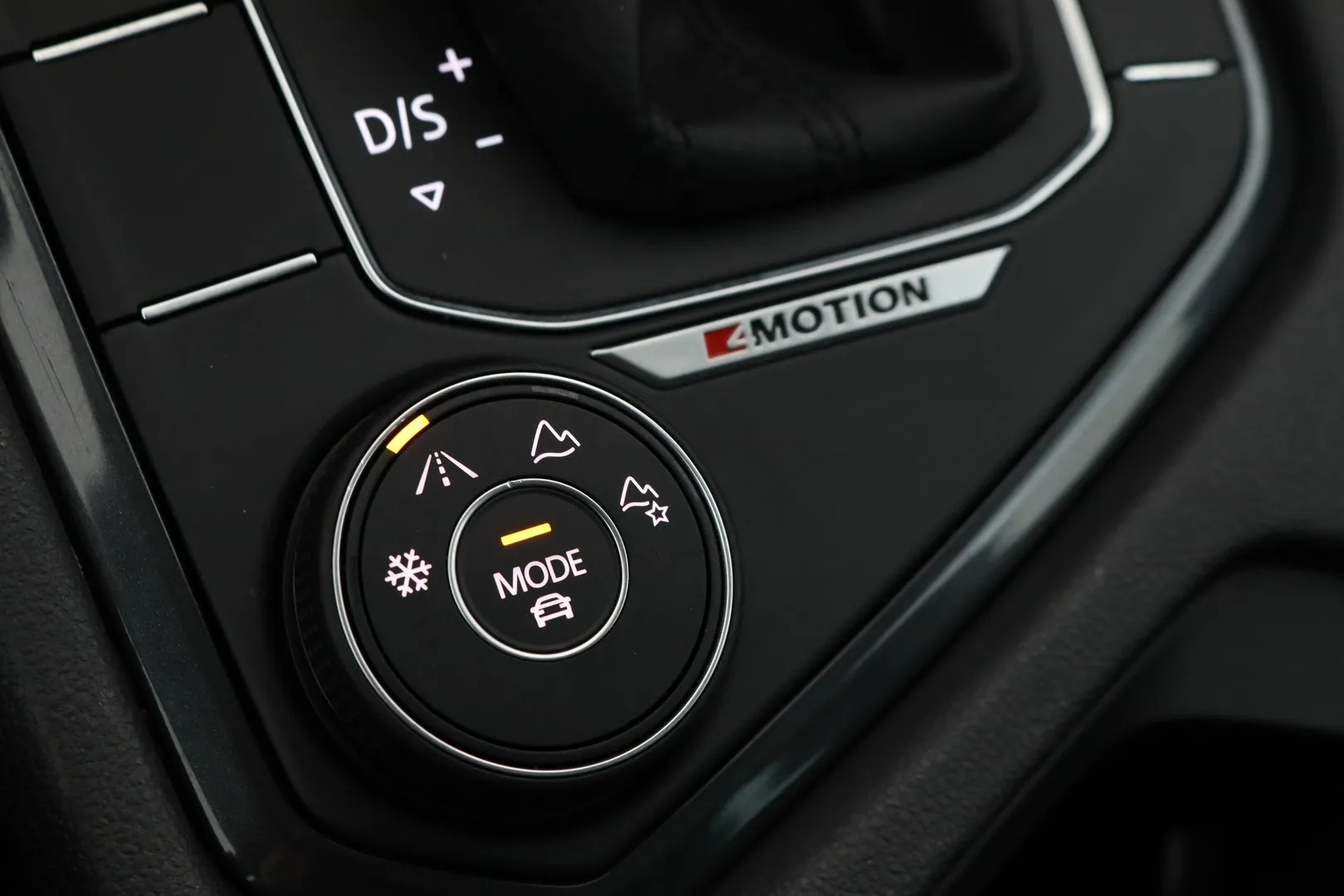 Volkswagen Tiguan RTU-750 carousel image