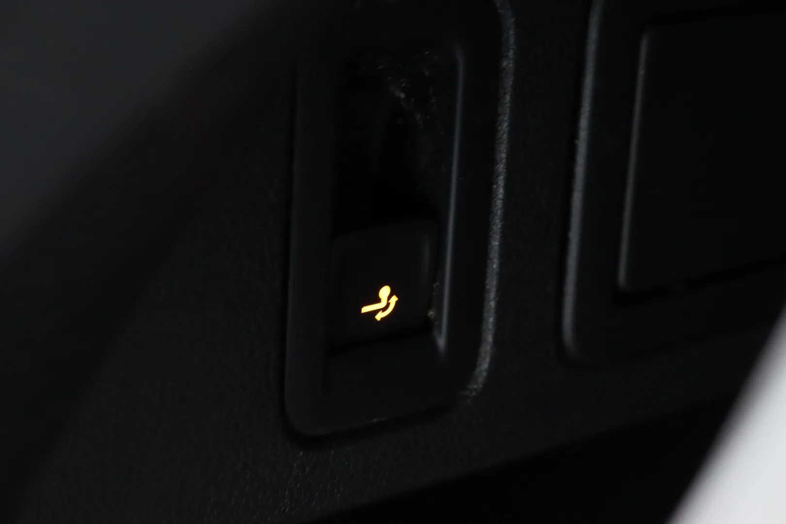 Volkswagen Tiguan RTU-750 carousel image