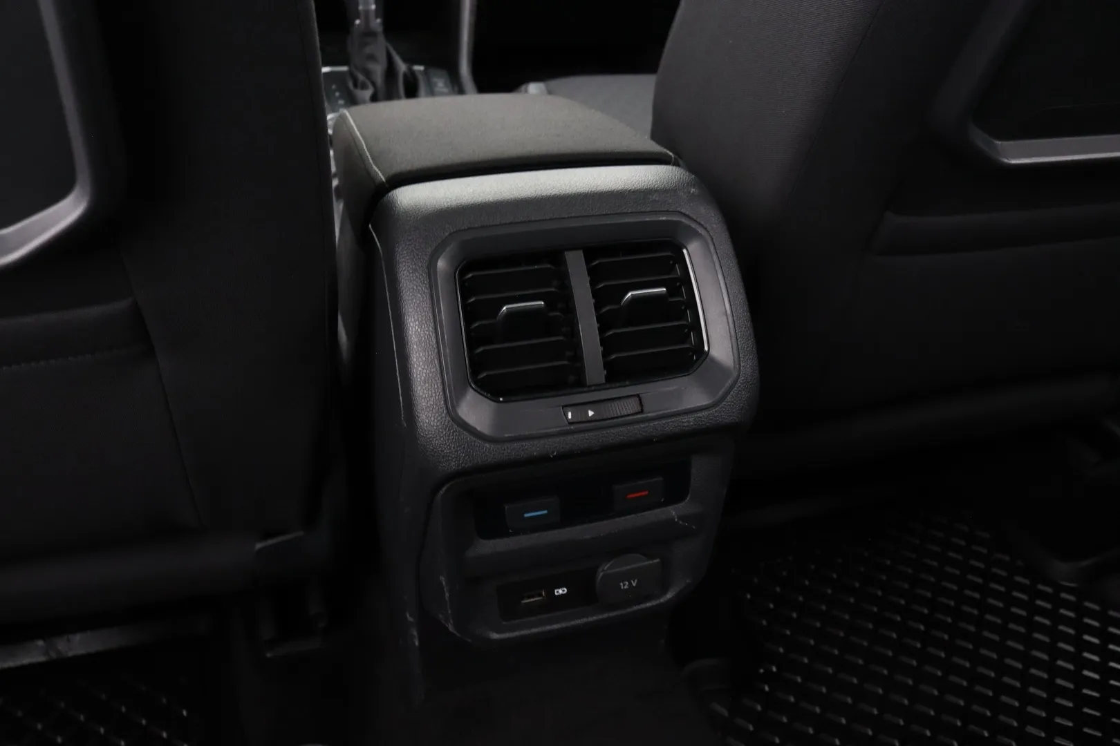 Volkswagen Tiguan RTU-750 carousel image