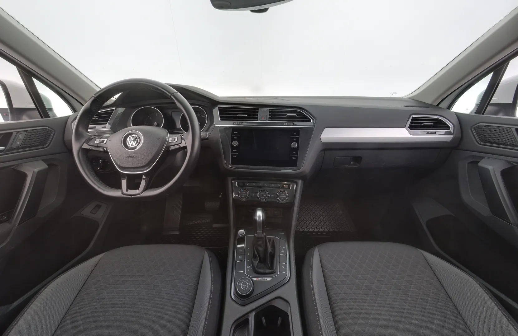 Volkswagen Tiguan RTU-750 carousel image