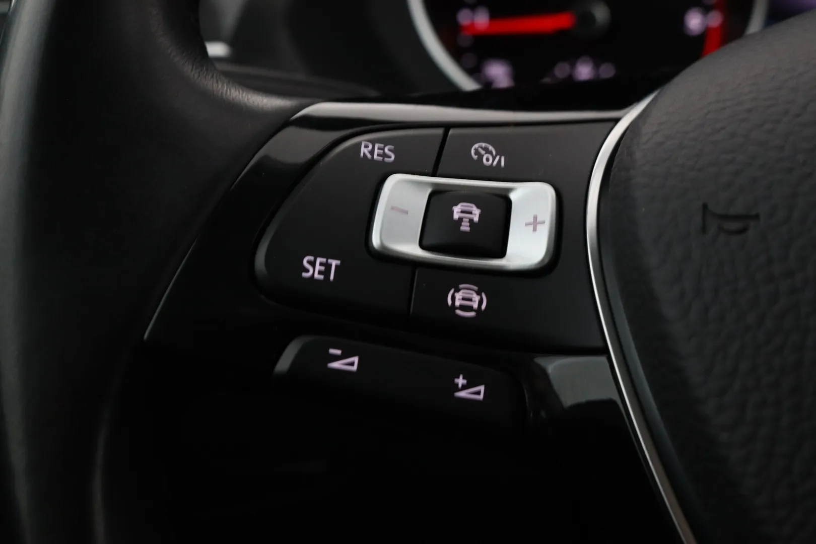 Volkswagen Tiguan RTU-750 carousel image