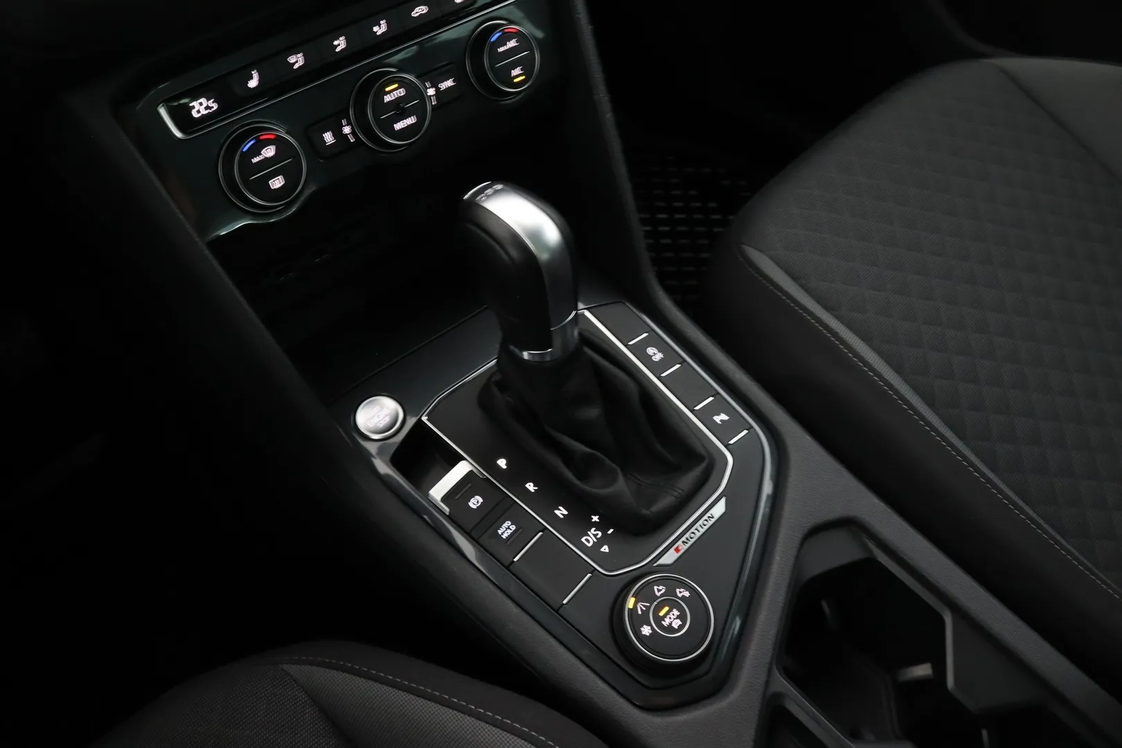 Volkswagen Tiguan RTU-750 carousel image