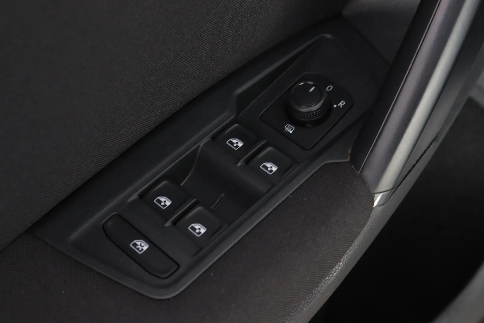 Volkswagen Tiguan RTU-750 carousel image