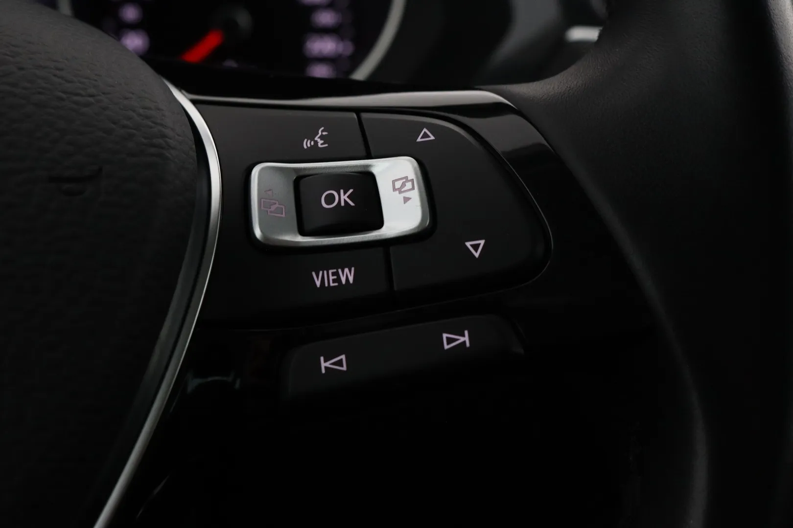 Volkswagen Tiguan RTU-750 carousel image