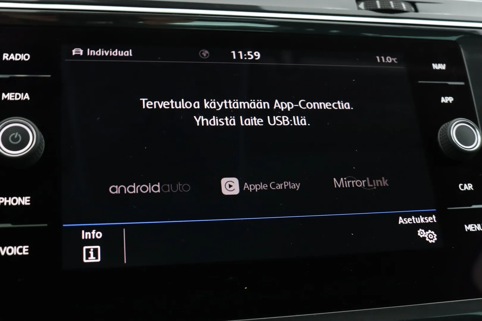 Volkswagen Tiguan RTU-750 carousel image