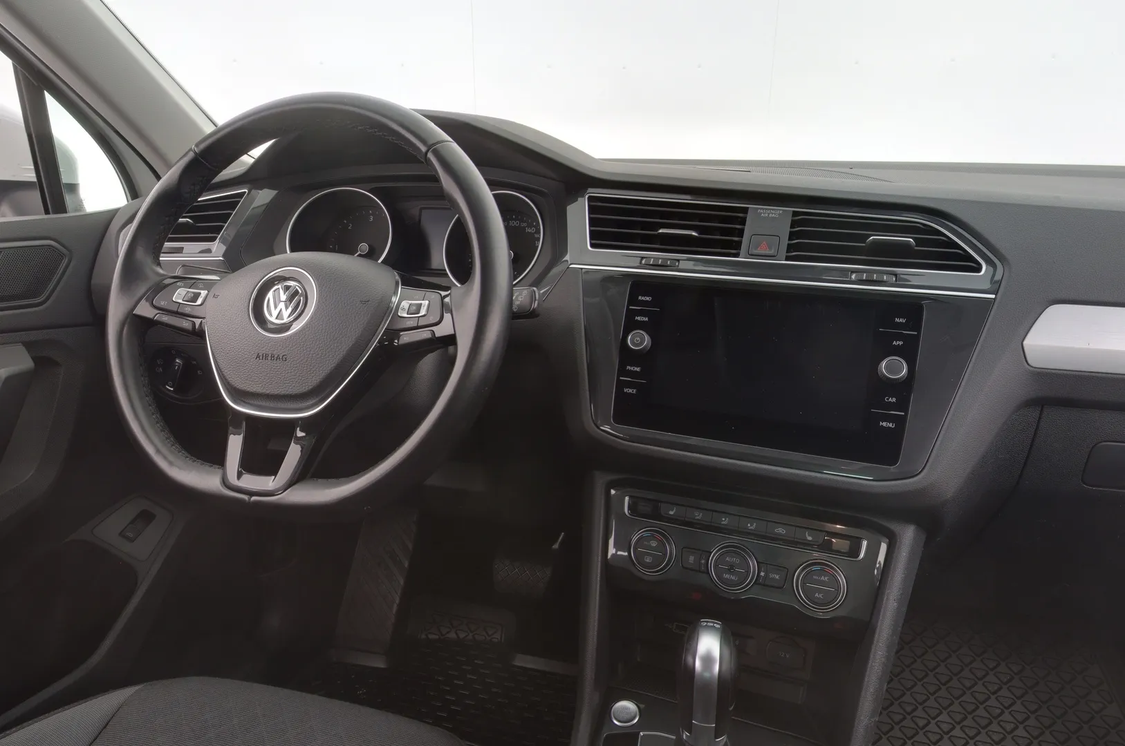 Volkswagen Tiguan RTU-750 carousel image