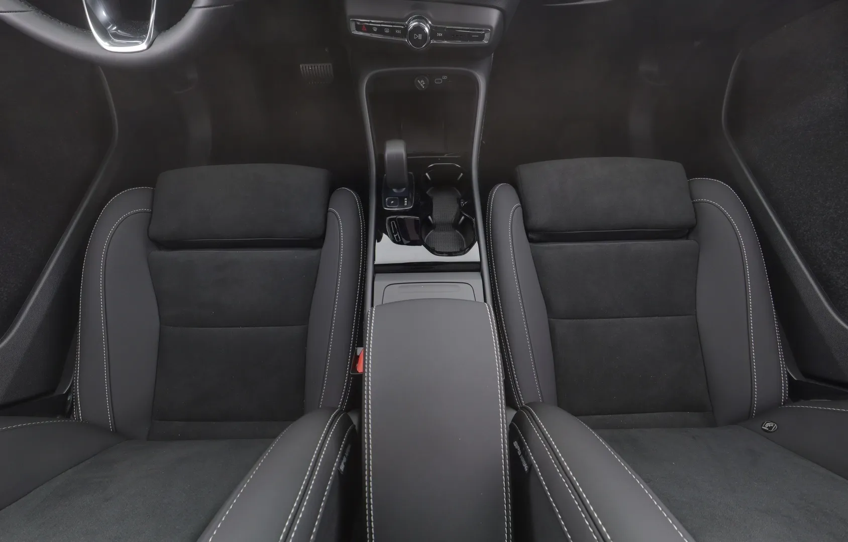 Volvo EC40 YMJ-404 carousel image