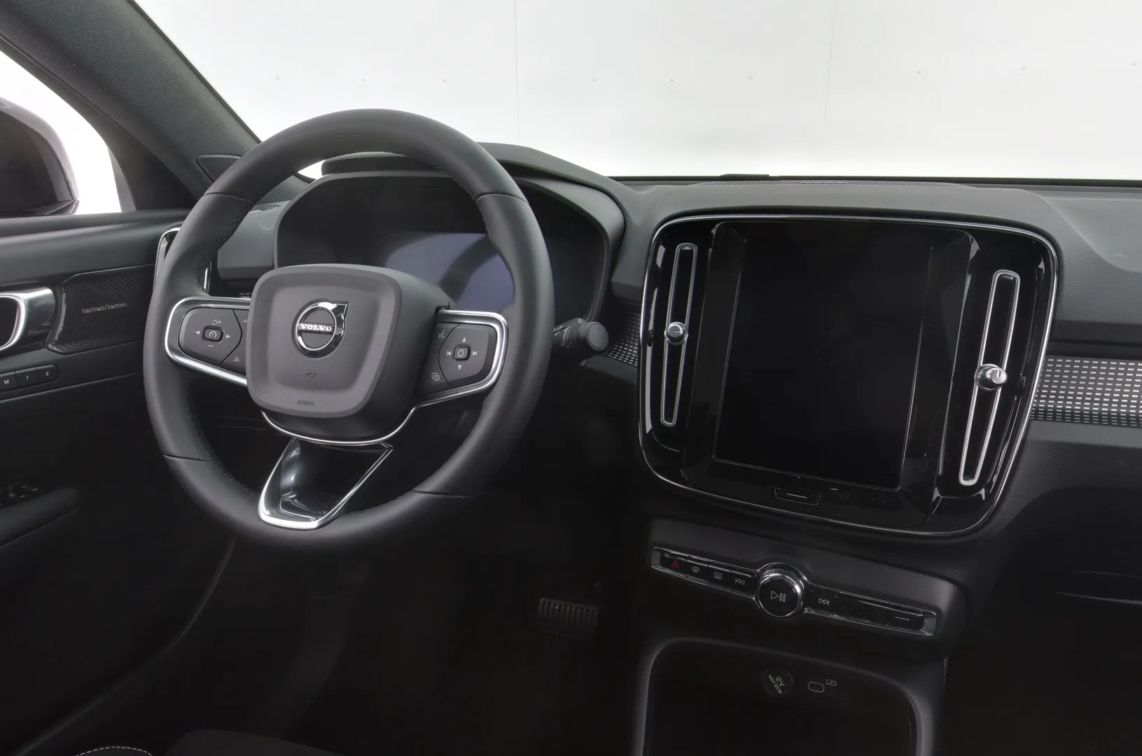 Volvo EC40 YMJ-404 carousel image