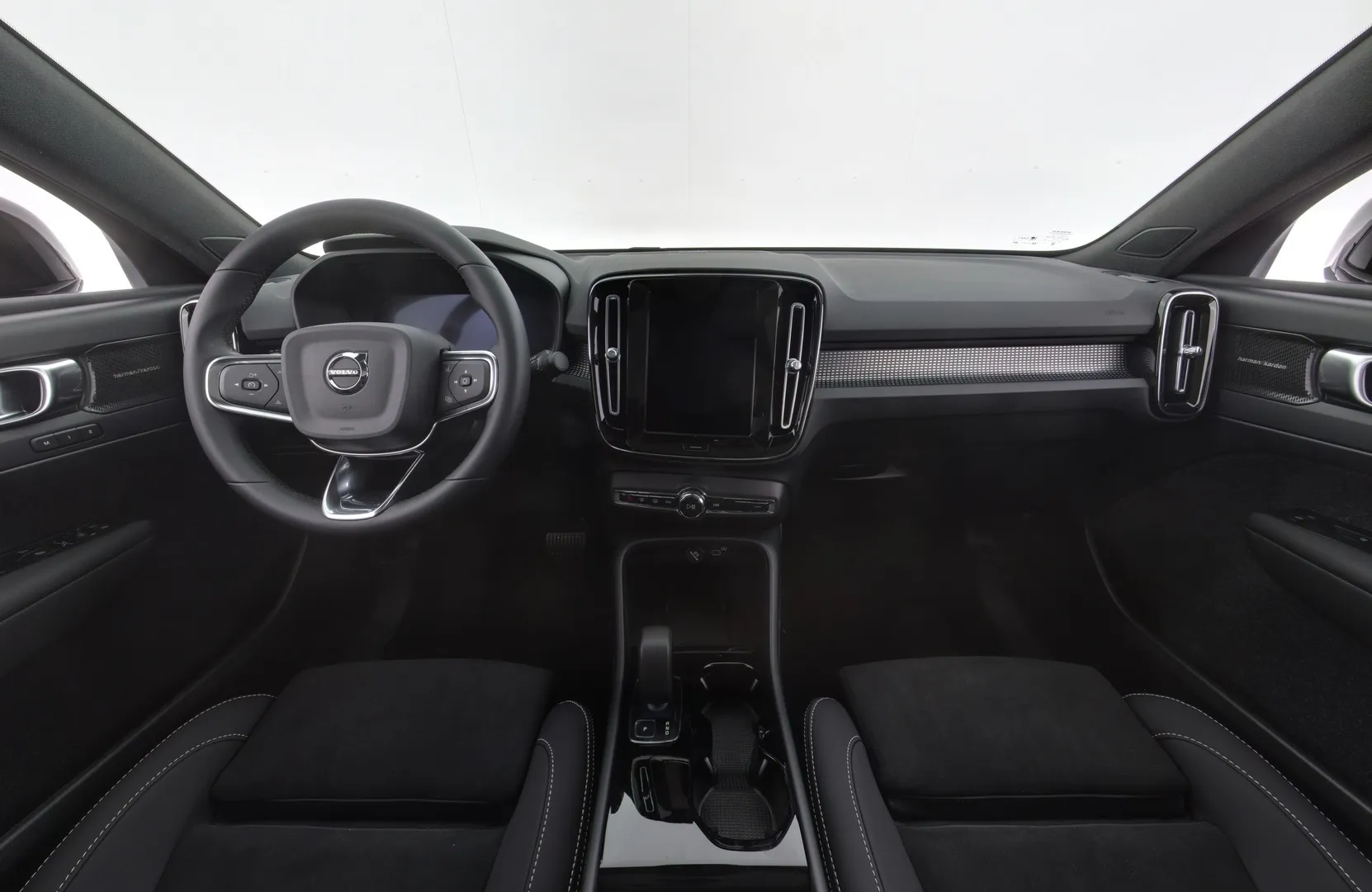 Volvo EC40 YMJ-404 carousel image