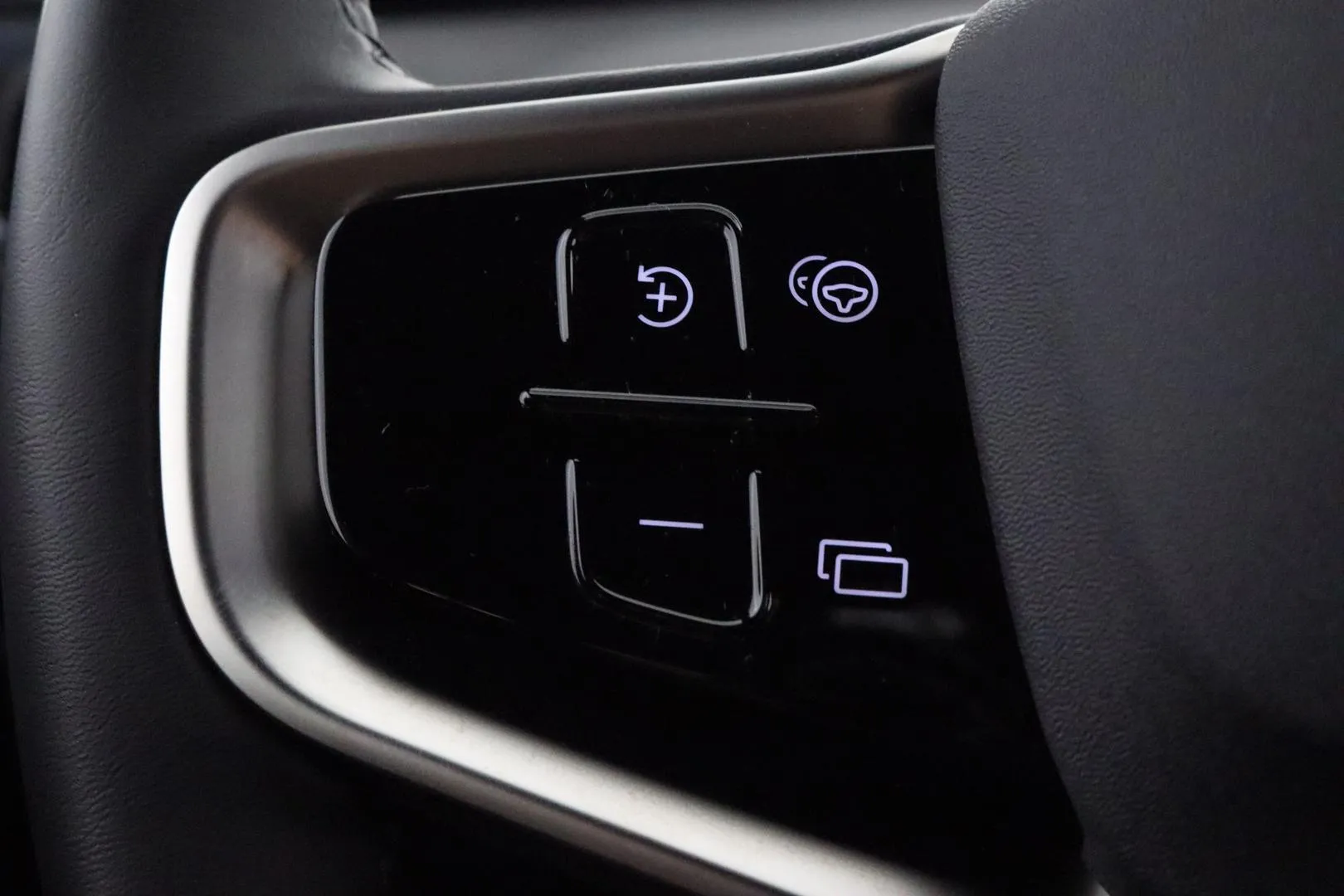 VOLVO EX30 JNO-560 carousel image