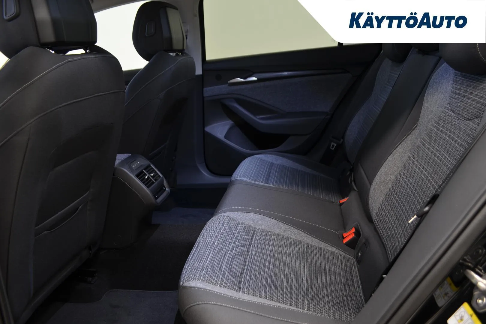 Skoda Superb ZPZ-989 carousel image