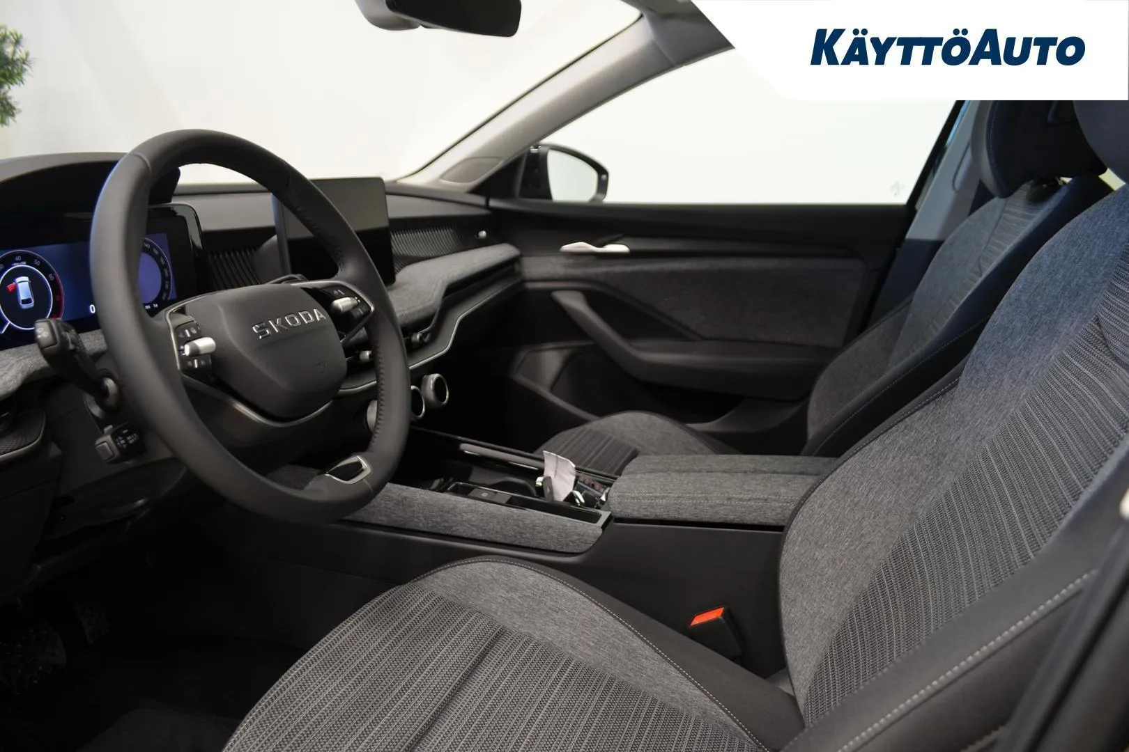 Skoda Superb ZPZ-989 carousel image