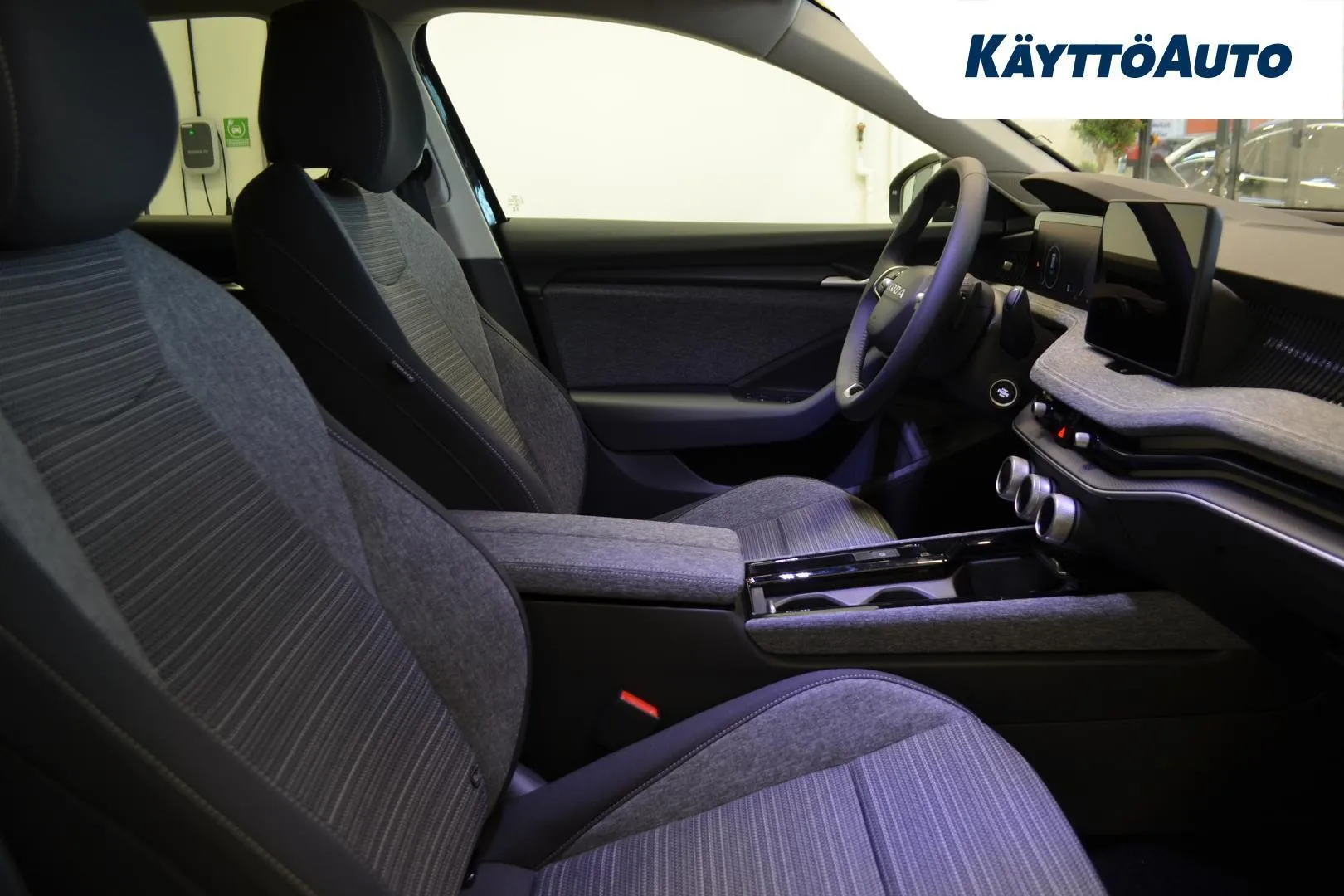 Skoda Superb ZPZ-989 carousel image