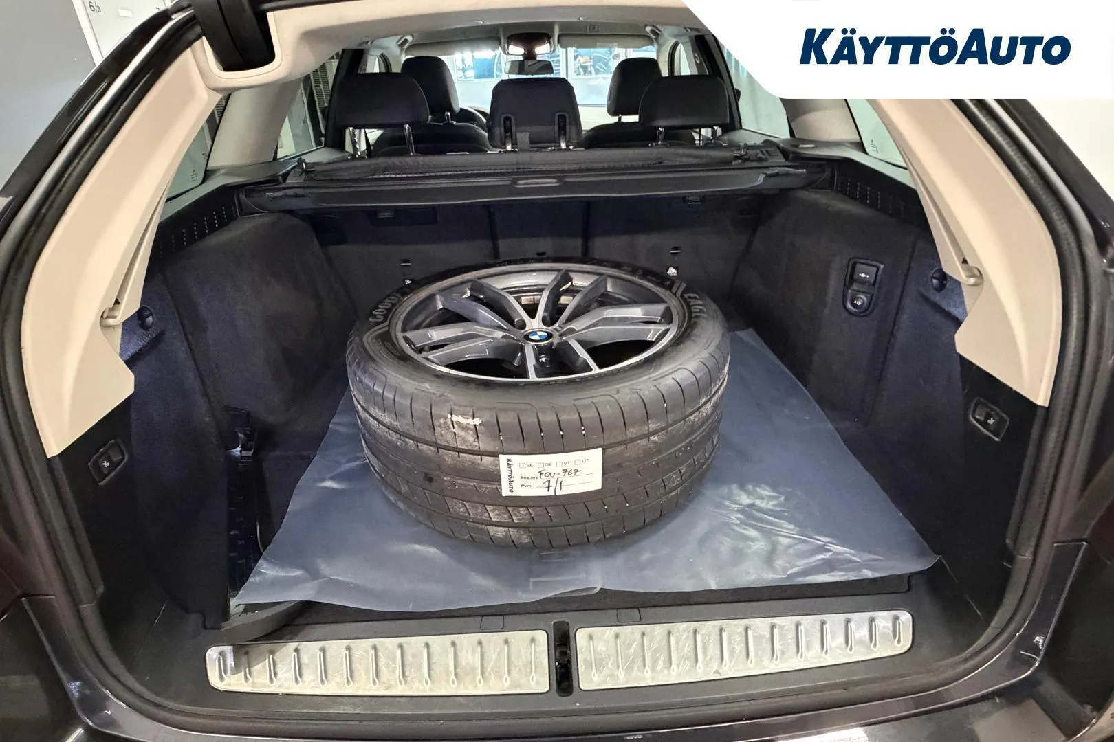 BMW 520 FOU-767 carousel image