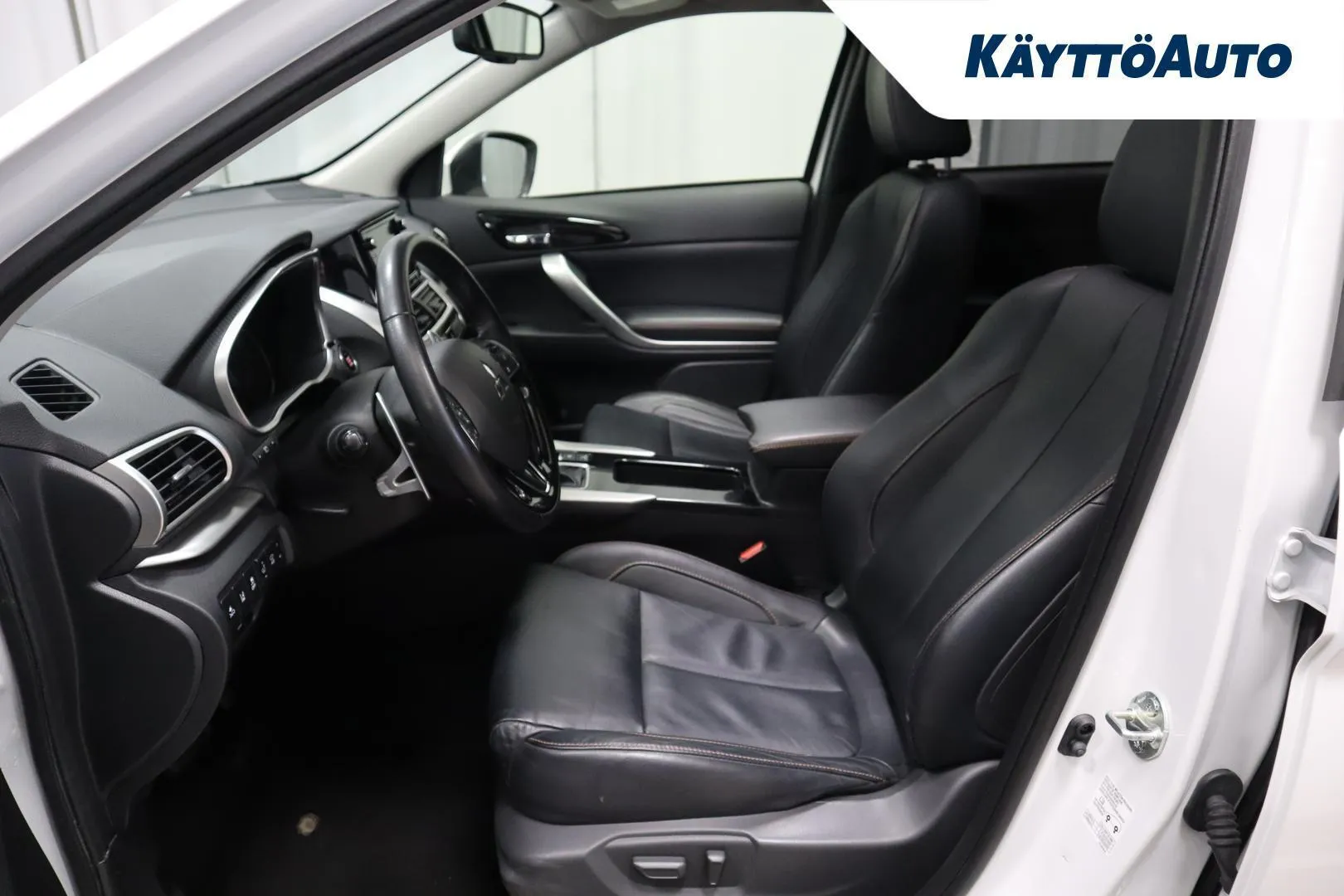 Mitsubishi Eclipse Cross OXS-963 carousel image