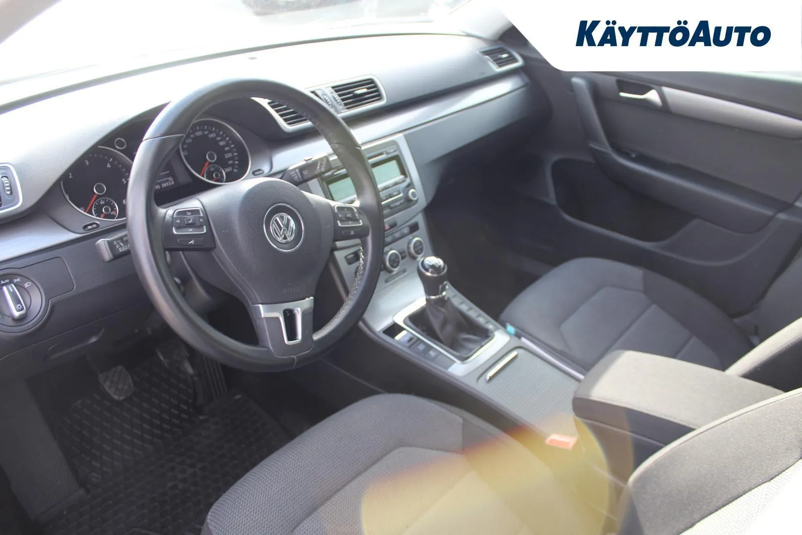 Volkswagen Passat OUM-277 carousel image