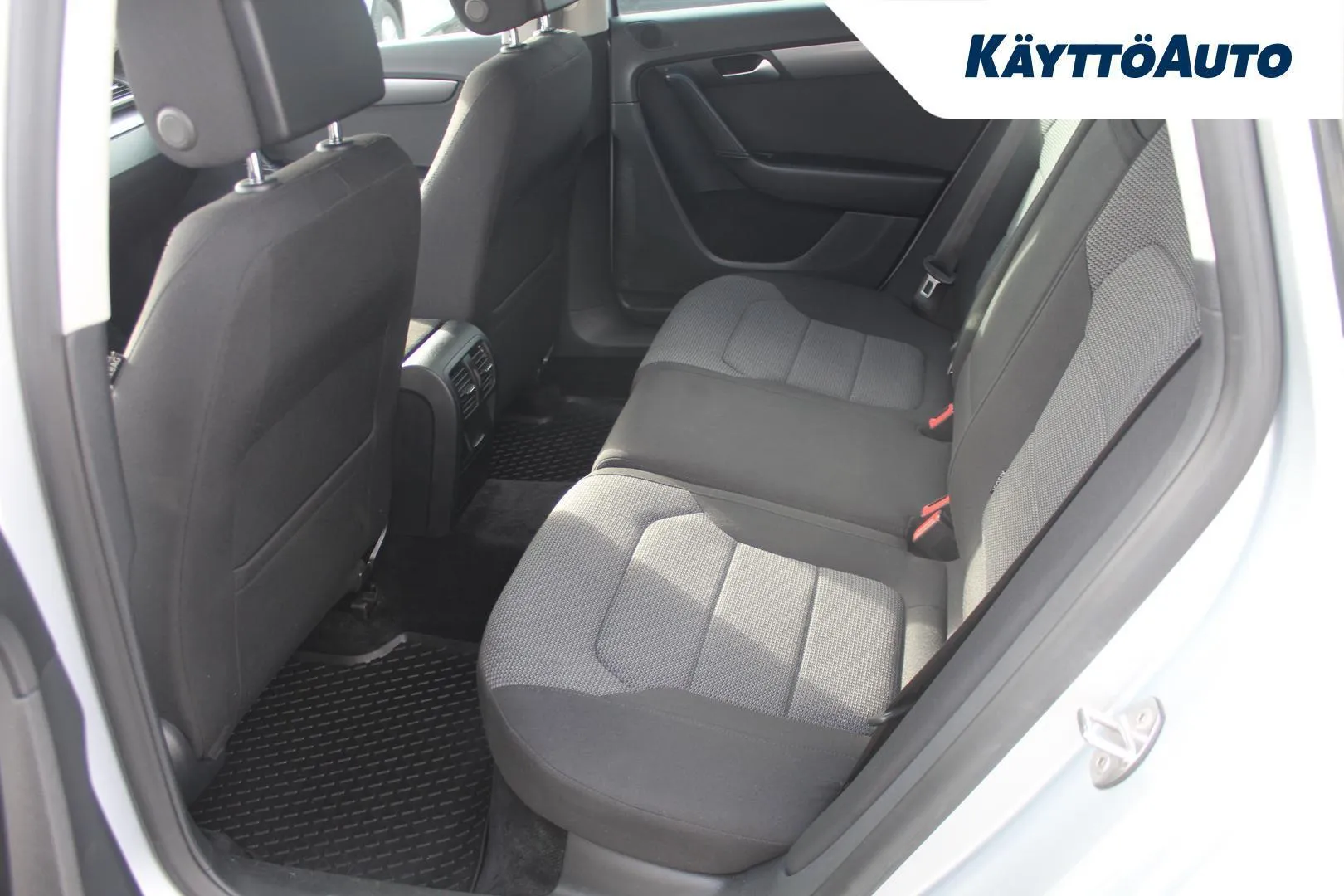 Volkswagen Passat OUM-277 carousel image