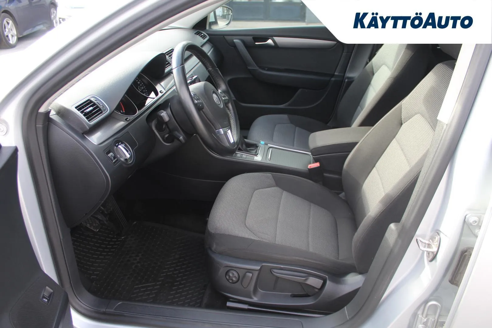 Volkswagen Passat OUM-277 carousel image