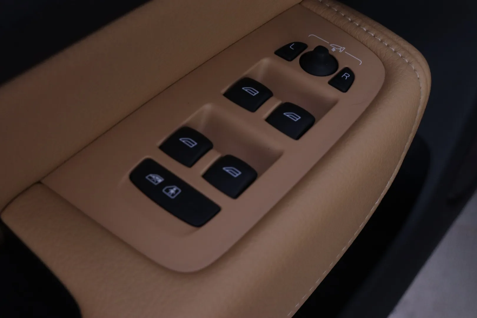 Volvo XC60 JKX-860 carousel image