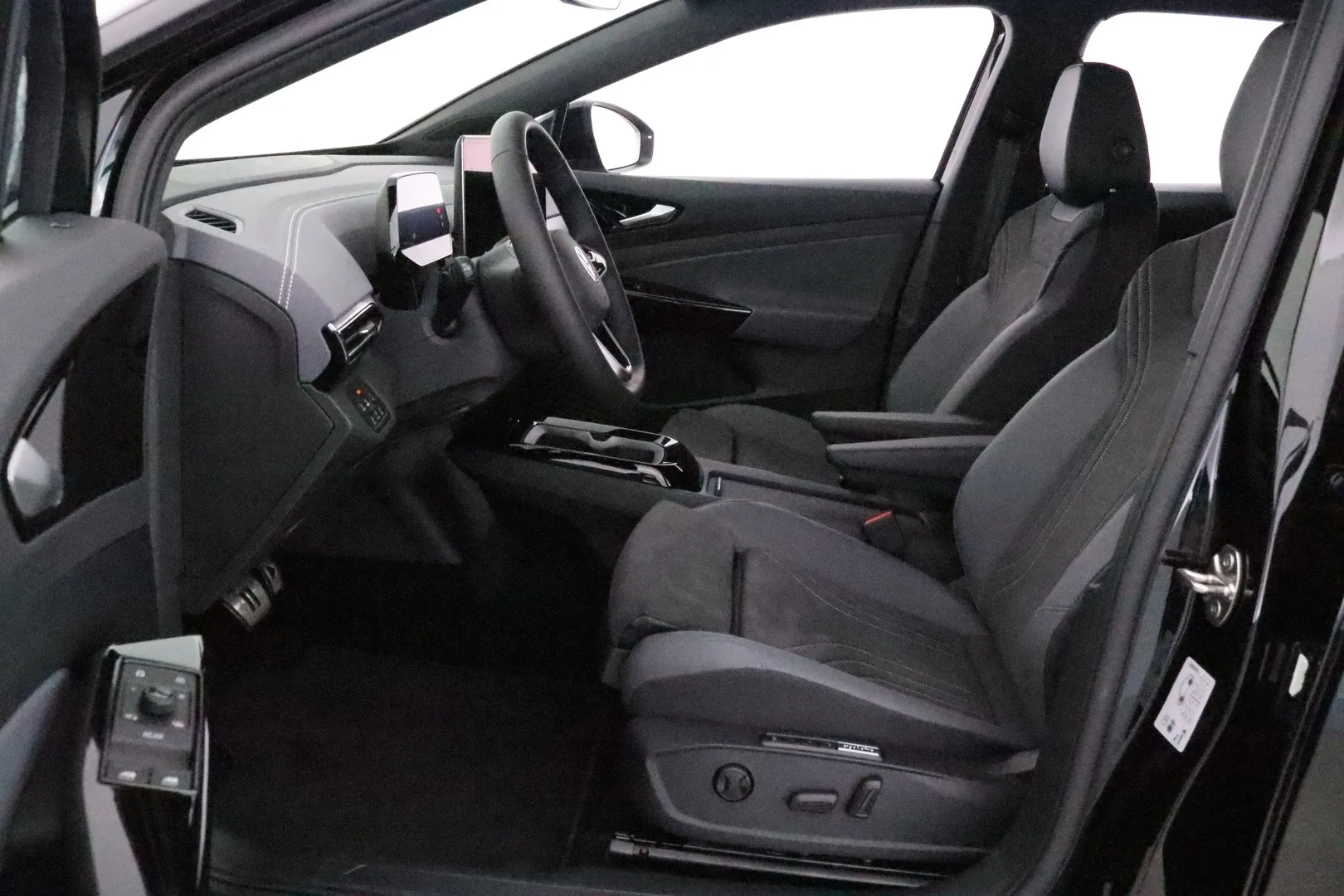 Volkswagen ID.4 ZPZ-843 carousel image