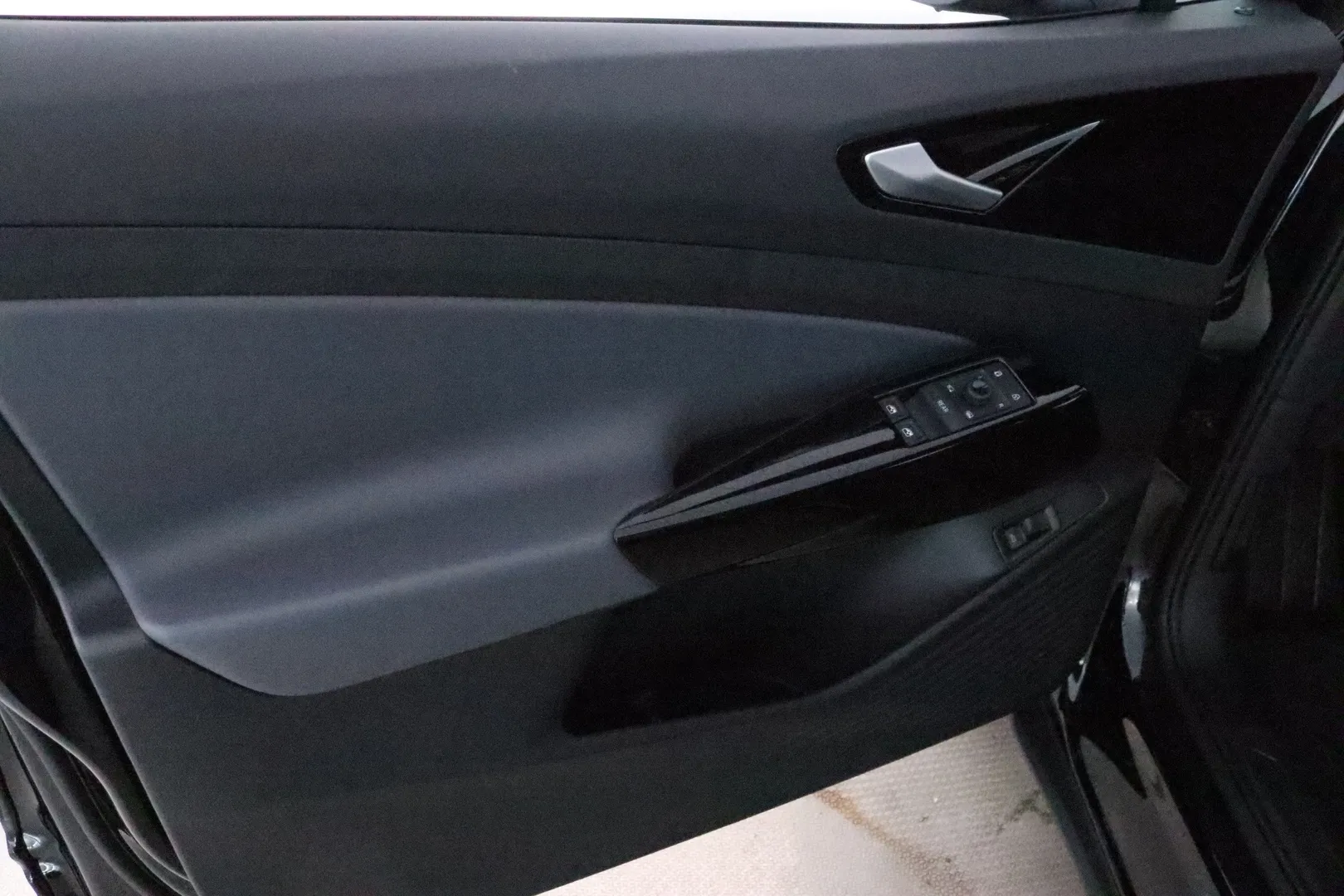 Volkswagen ID.4 ZPZ-843 carousel image