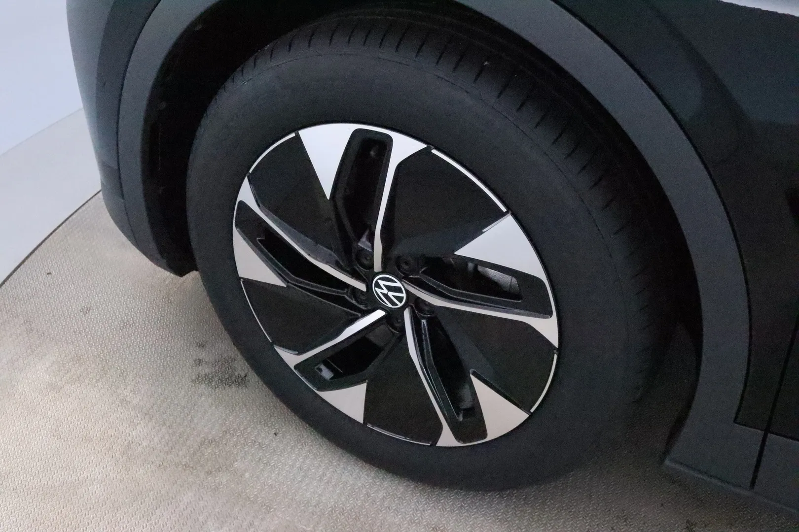 Volkswagen ID.4 ZPZ-843 carousel image