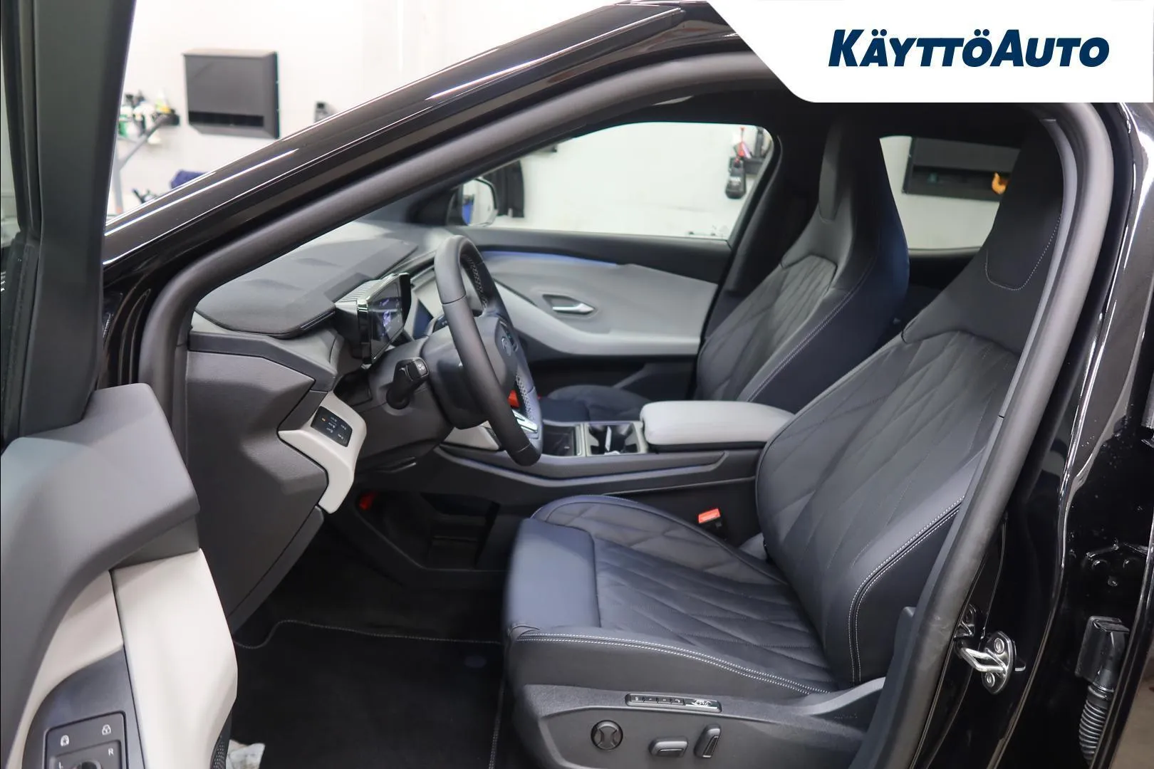 Ford Capri YMC-775 carousel image